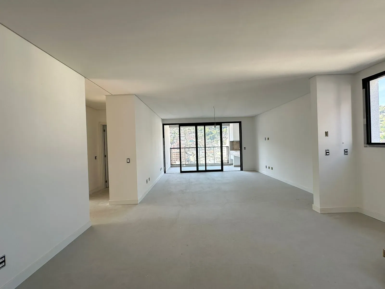 Apartamento 3 dormitórios sendo 1 suíte e 2 vagas garagem - Centro de Florianópolis/SC