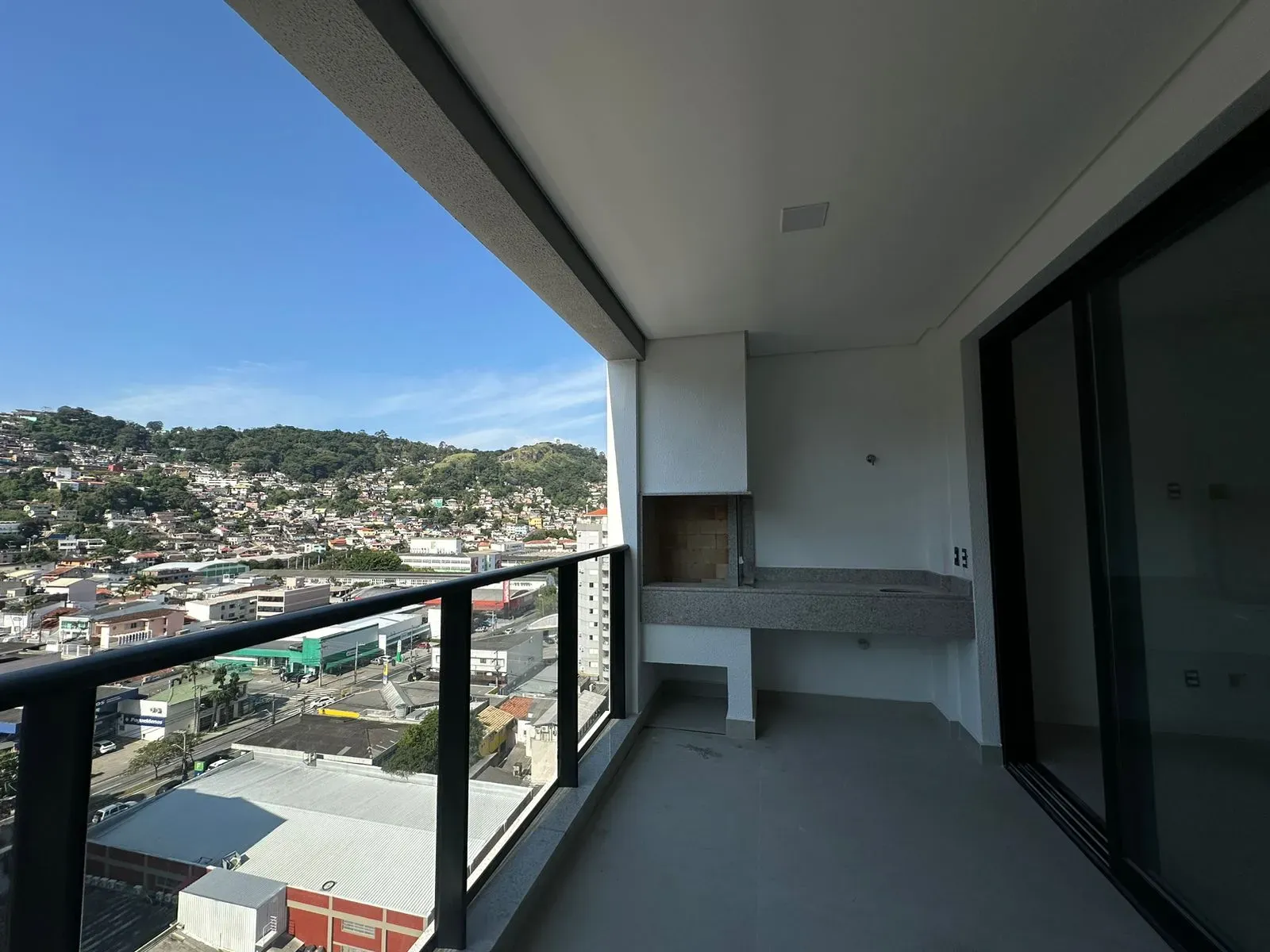 Apartamento 3 dormitórios sendo 1 suíte e 2 vagas garagem - Centro de Florianópolis/SC