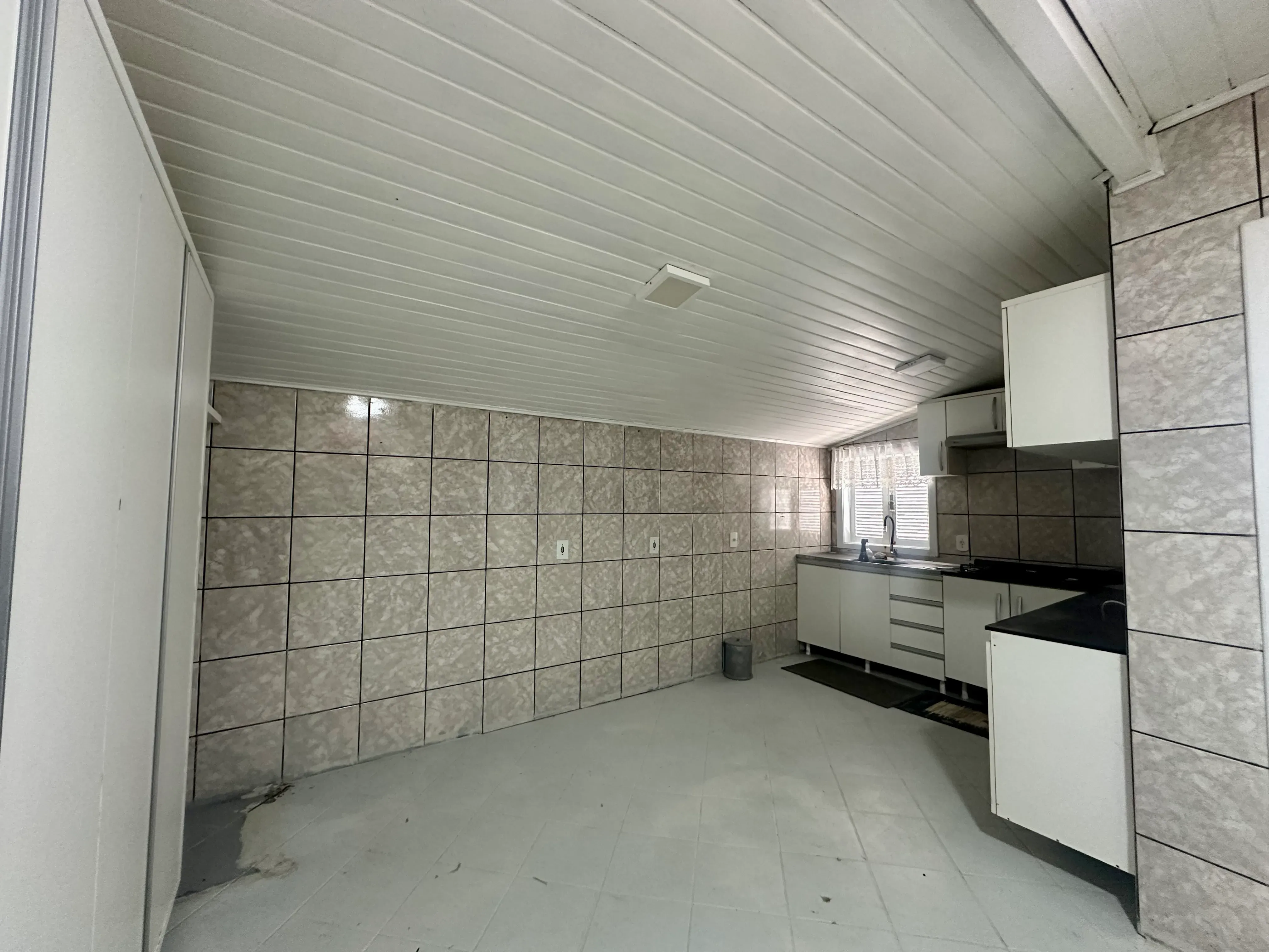 Casa com 3 dormitórios e 2 vagas, 850m da praia do Gravatá - Navegantes/SC