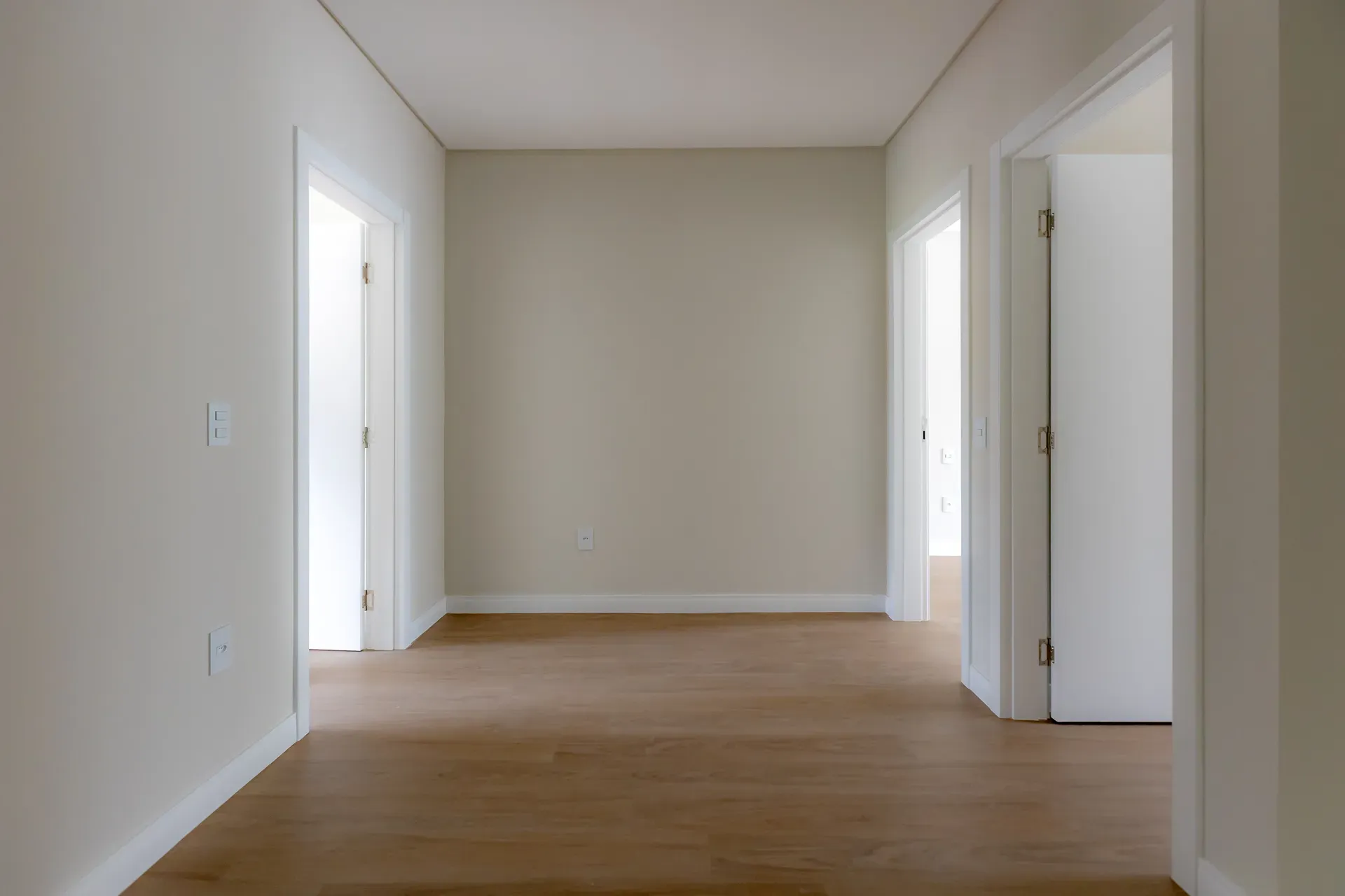 Sobrado Geminado, novo! Com 4 suítes e 2 vagas de garagem no Centro de Balneário Camboriú