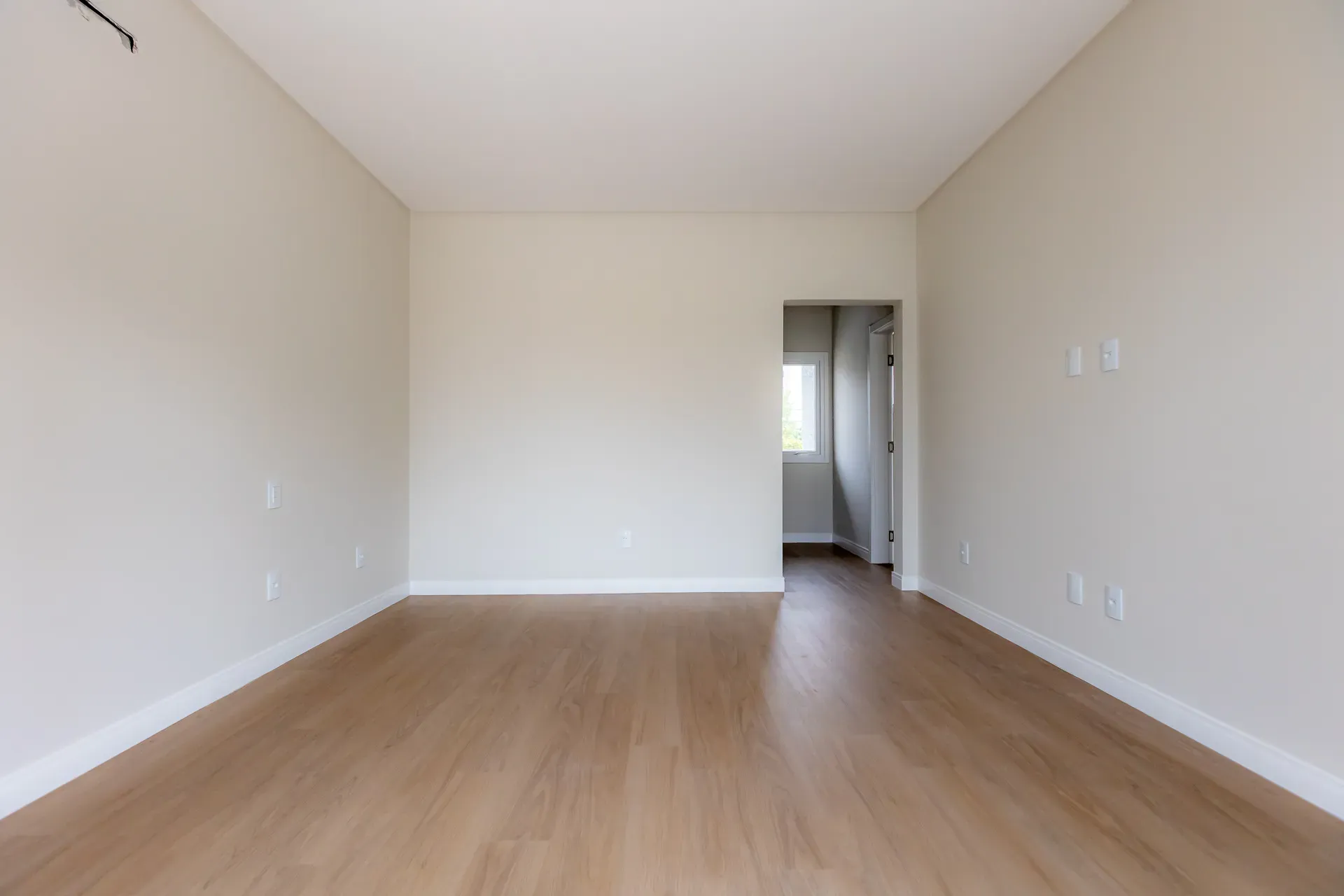 Sobrado Geminado, novo! Com 4 suítes e 2 vagas de garagem no Centro de Balneário Camboriú