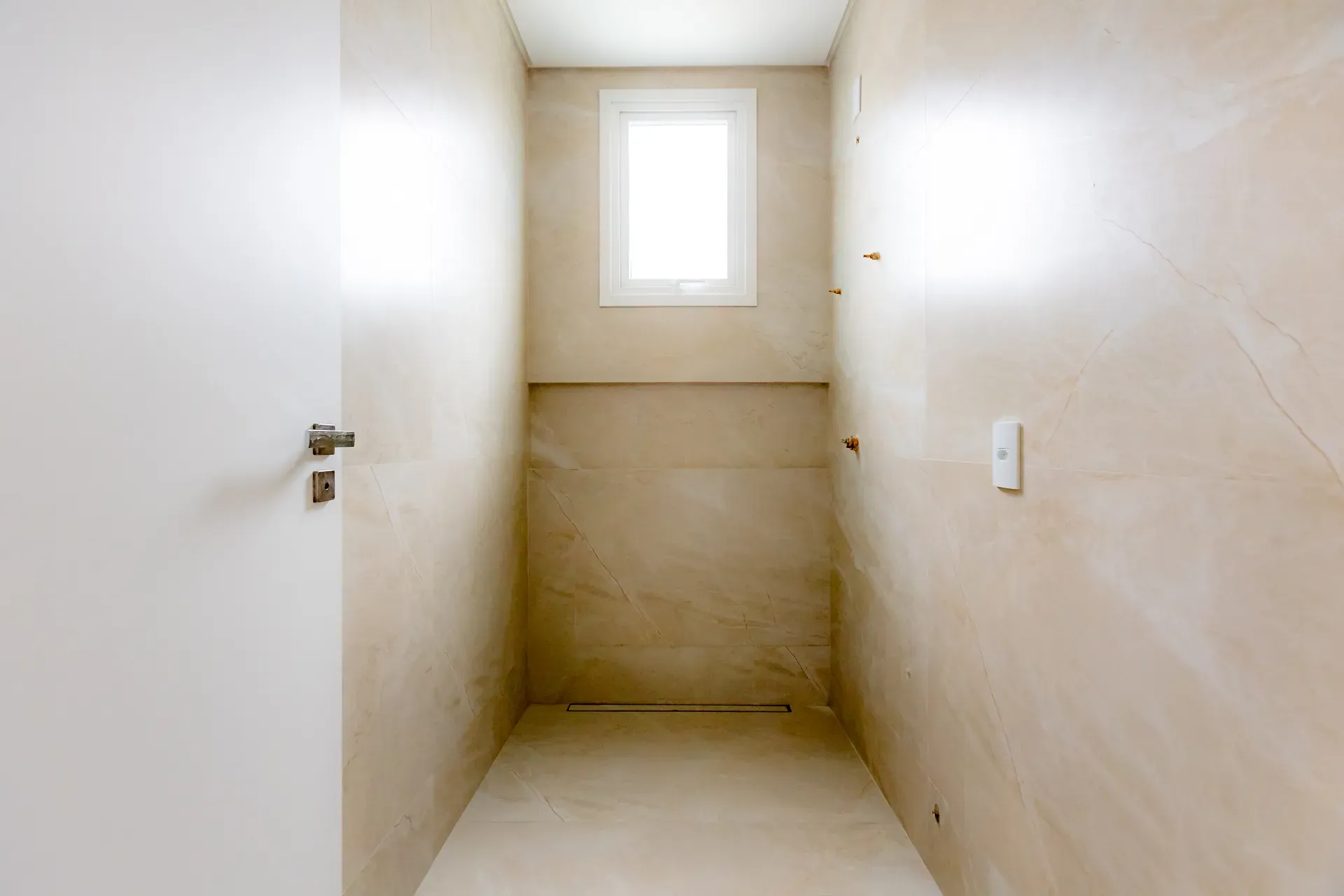 Sobrado Geminado, novo! Com 4 suítes e 2 vagas de garagem no Centro de Balneário Camboriú