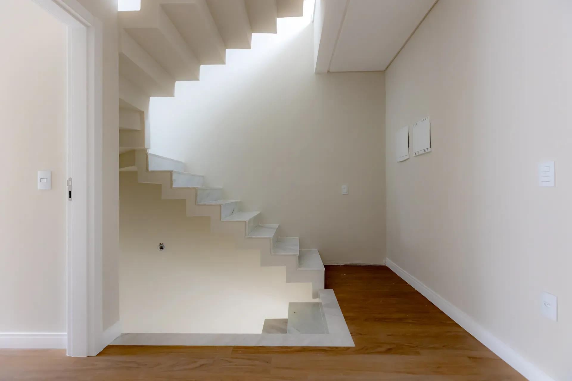 Sobrado Geminado, novo! Com 4 suítes e 2 vagas de garagem no Centro de Balneário Camboriú