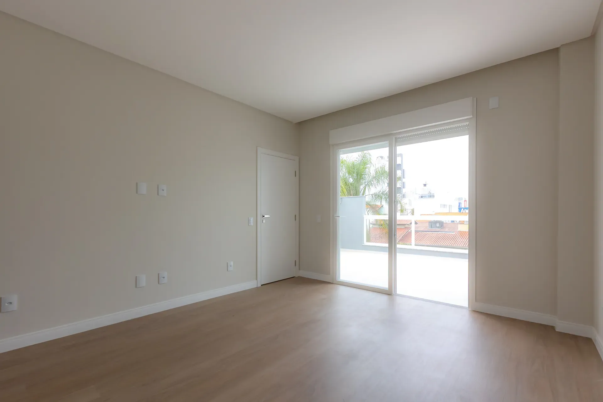 Sobrado Geminado, novo! Com 4 suítes e 2 vagas de garagem no Centro de Balneário Camboriú