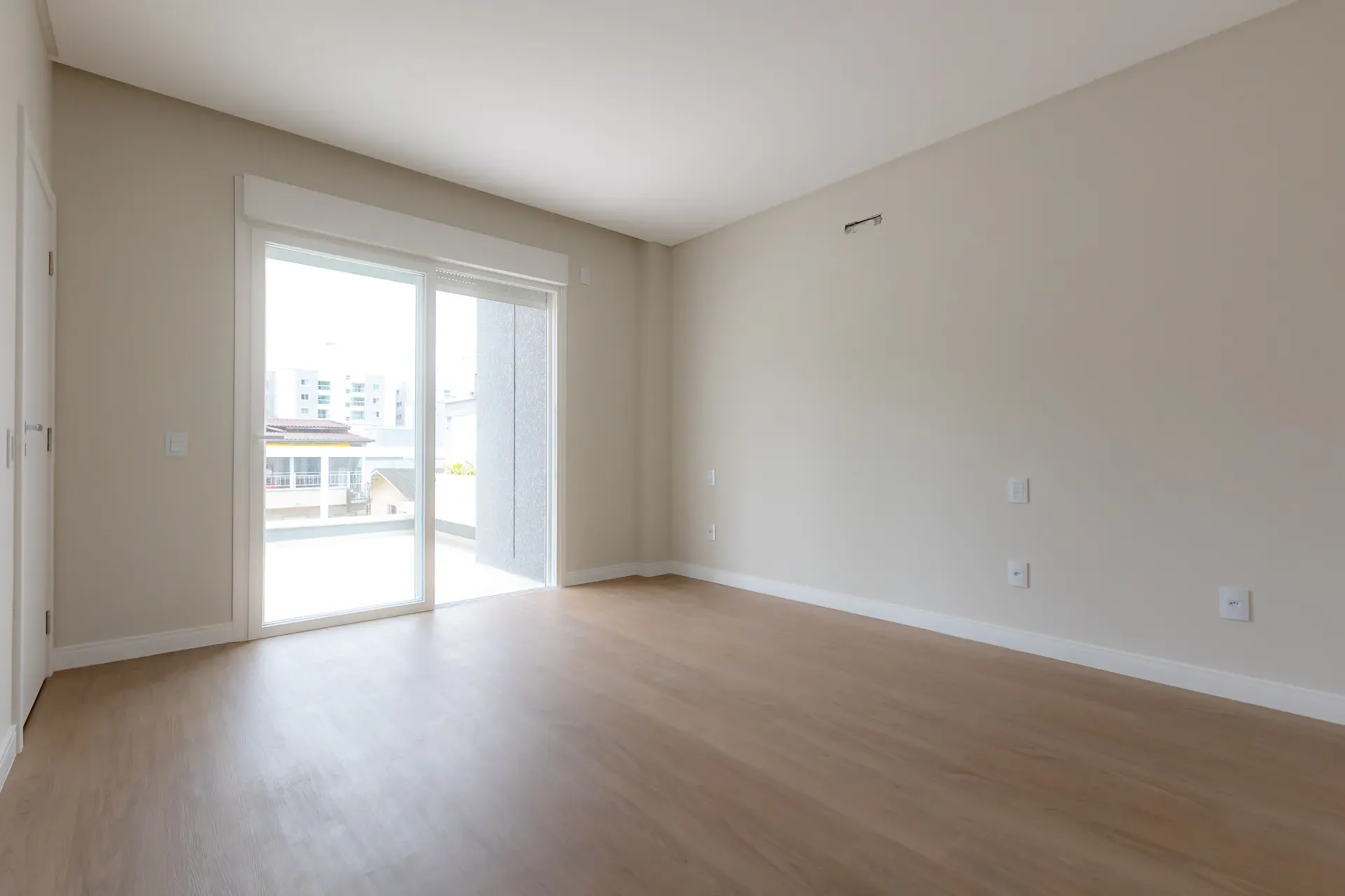 Sobrado Geminado, novo! Com 4 suítes e 2 vagas de garagem no Centro de Balneário Camboriú