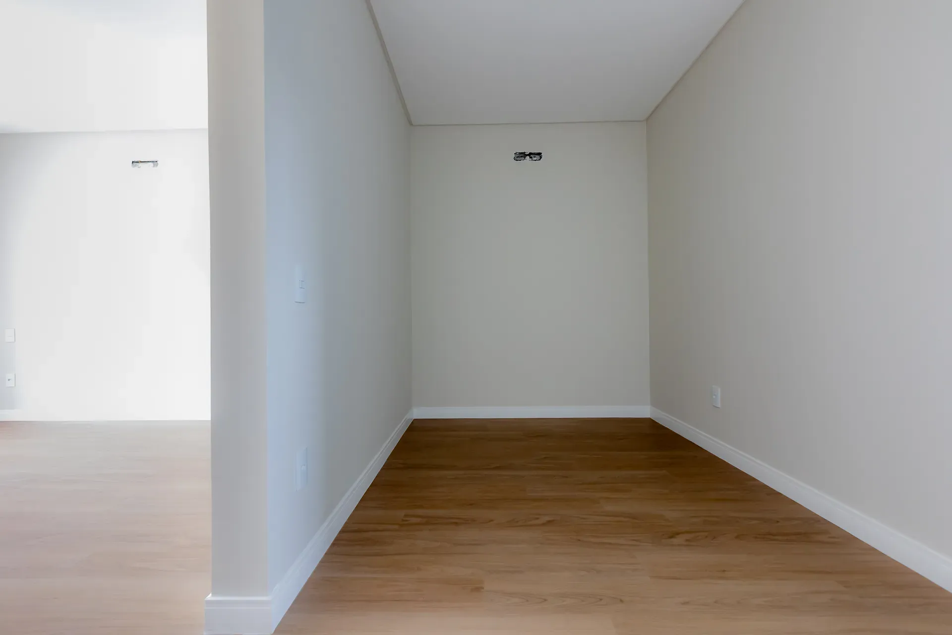 Sobrado Geminado, novo! Com 4 suítes e 2 vagas de garagem no Centro de Balneário Camboriú