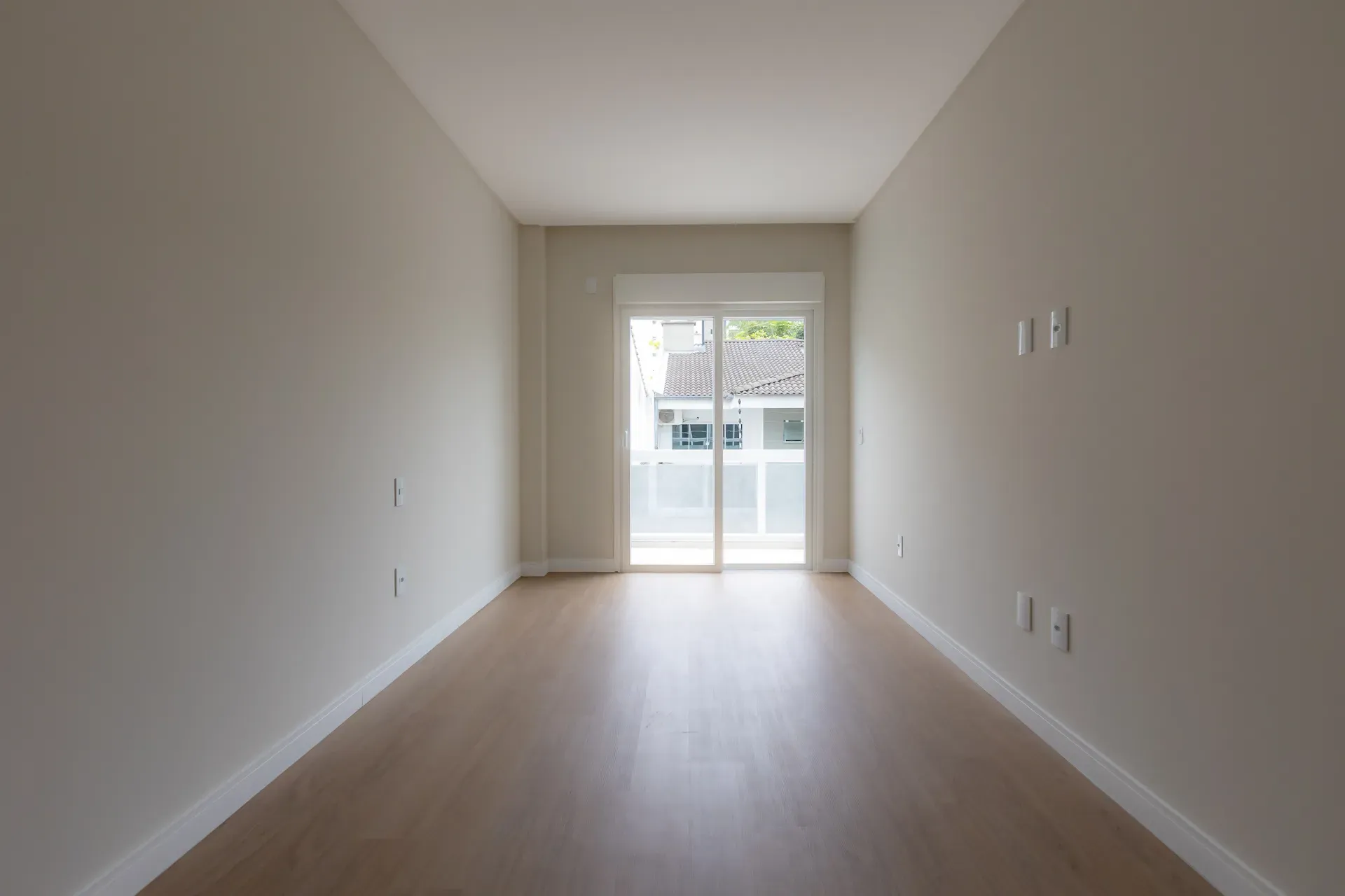 Sobrado Geminado, novo! Com 4 suítes e 2 vagas de garagem no Centro de Balneário Camboriú