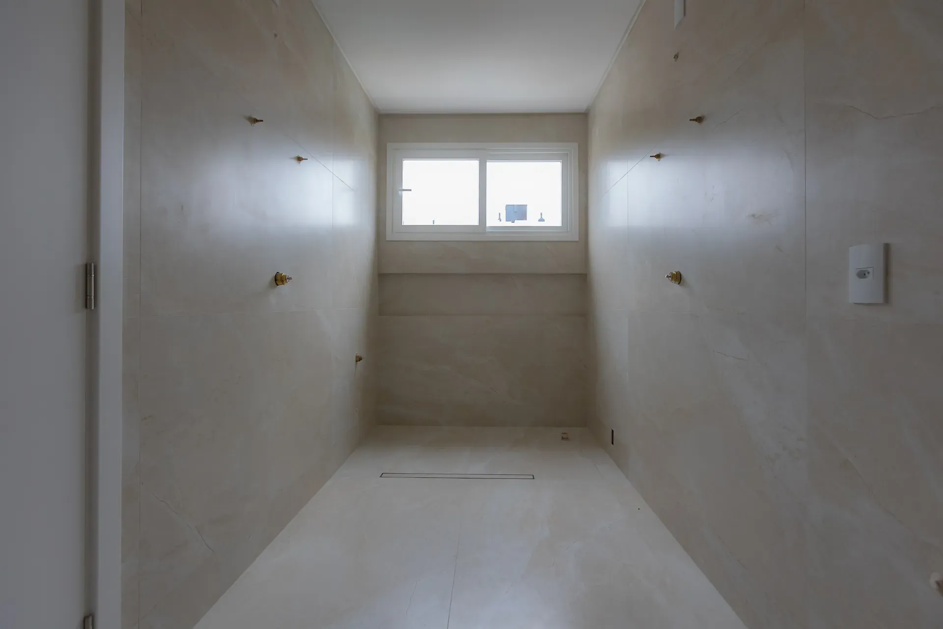 Sobrado Geminado, novo! Com 4 suítes e 2 vagas de garagem no Centro de Balneário Camboriú