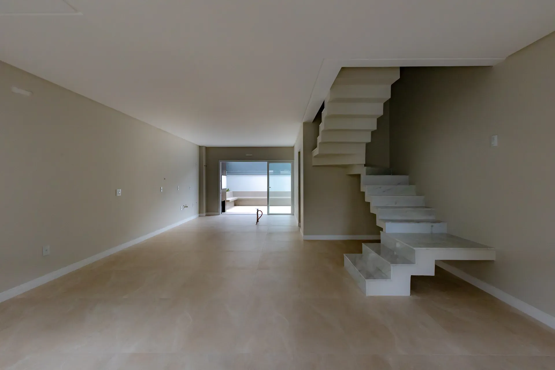 Sobrado Geminado, novo! Com 4 suítes e 2 vagas de garagem no Centro de Balneário Camboriú