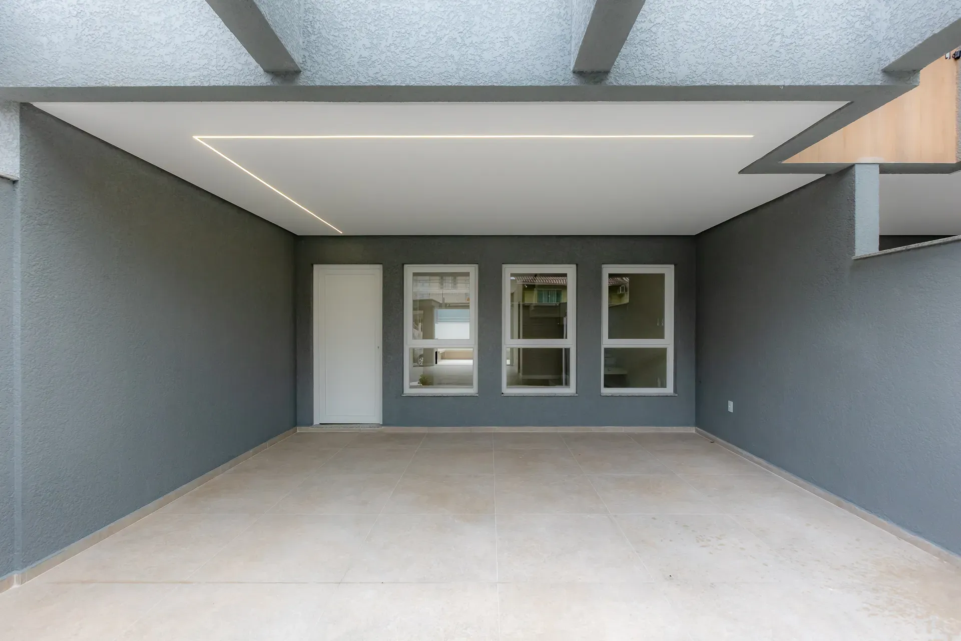 Sobrado Geminado, novo! Com 4 suítes e 2 vagas de garagem no Centro de Balneário Camboriú