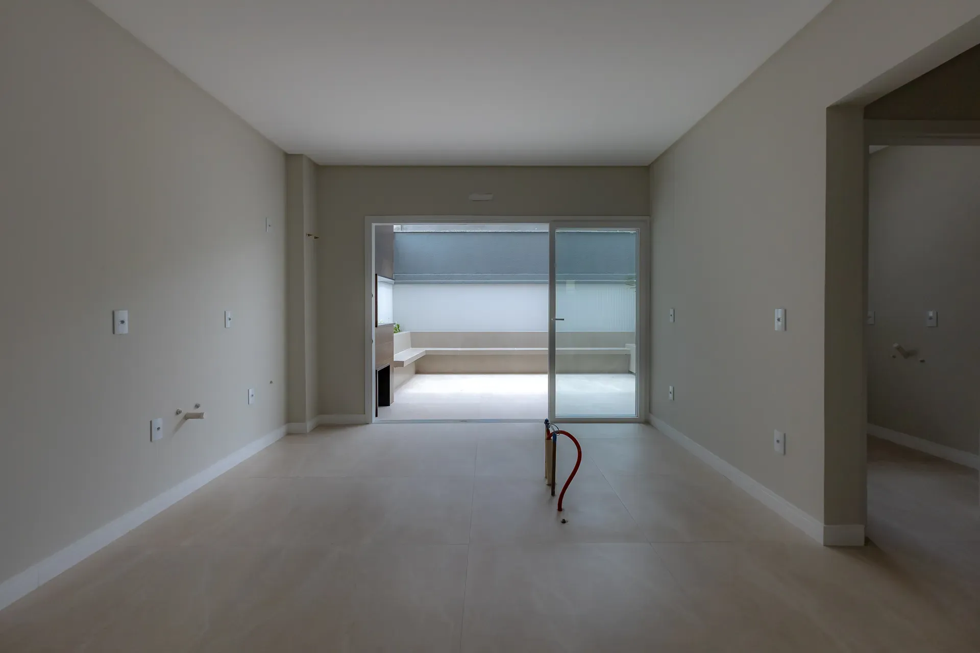 Sobrado Geminado, novo! Com 4 suítes e 2 vagas de garagem no Centro de Balneário Camboriú