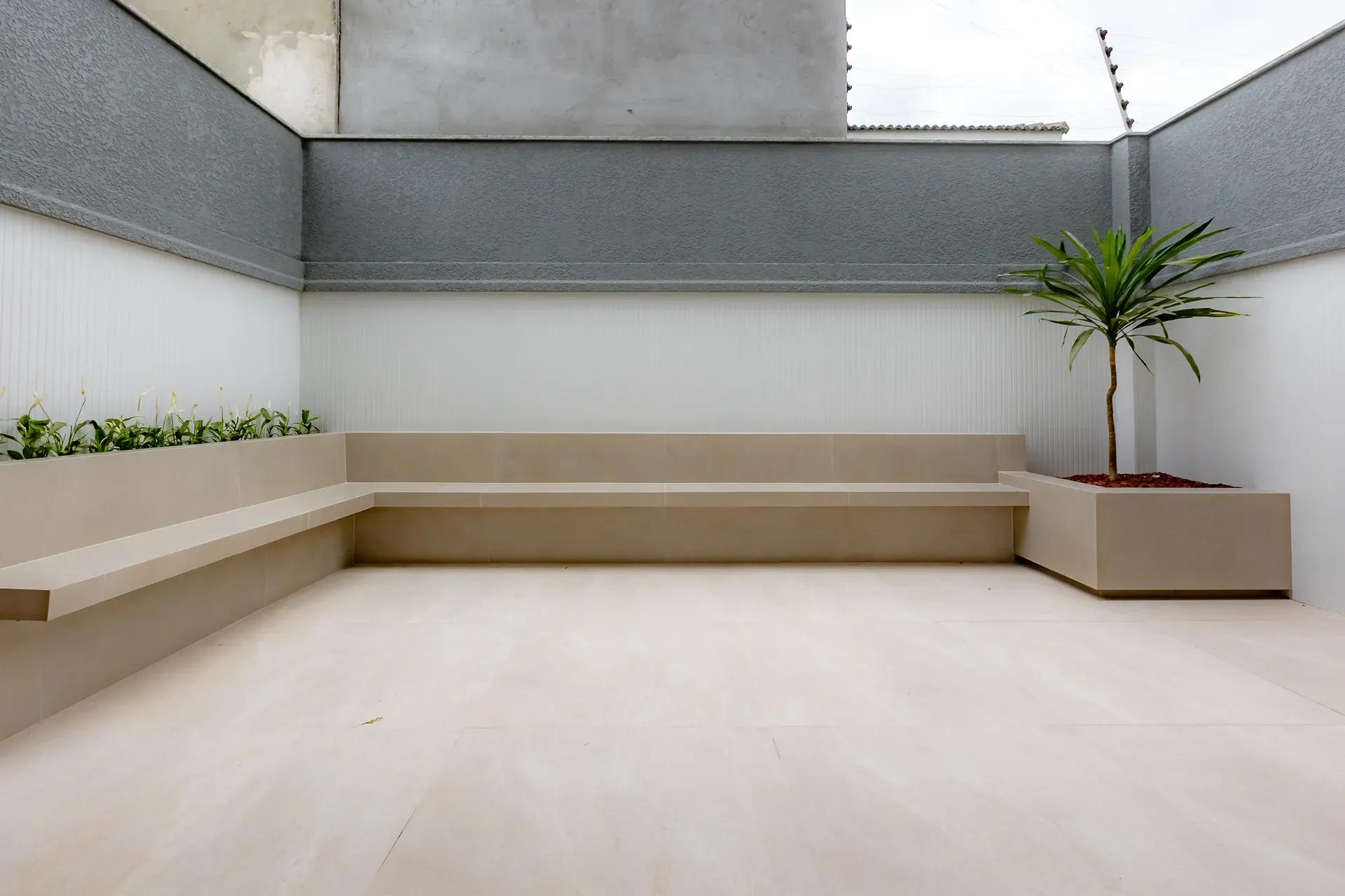 Sobrado Geminado, novo! Com 4 suítes e 2 vagas de garagem no Centro de Balneário Camboriú