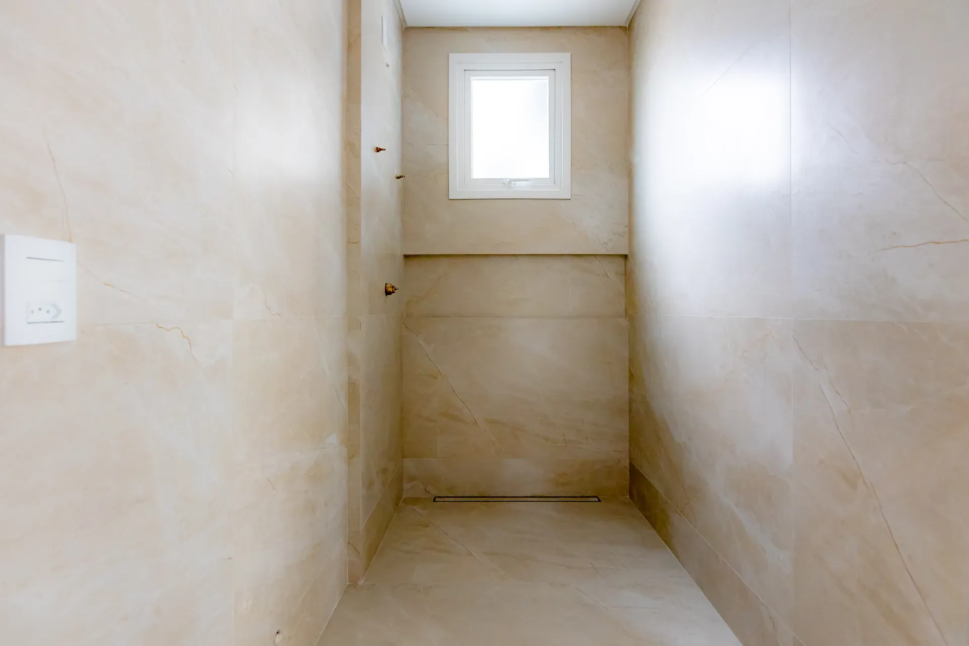 Sobrado Geminado, novo! Com 4 suítes e 2 vagas de garagem no Centro de Balneário Camboriú