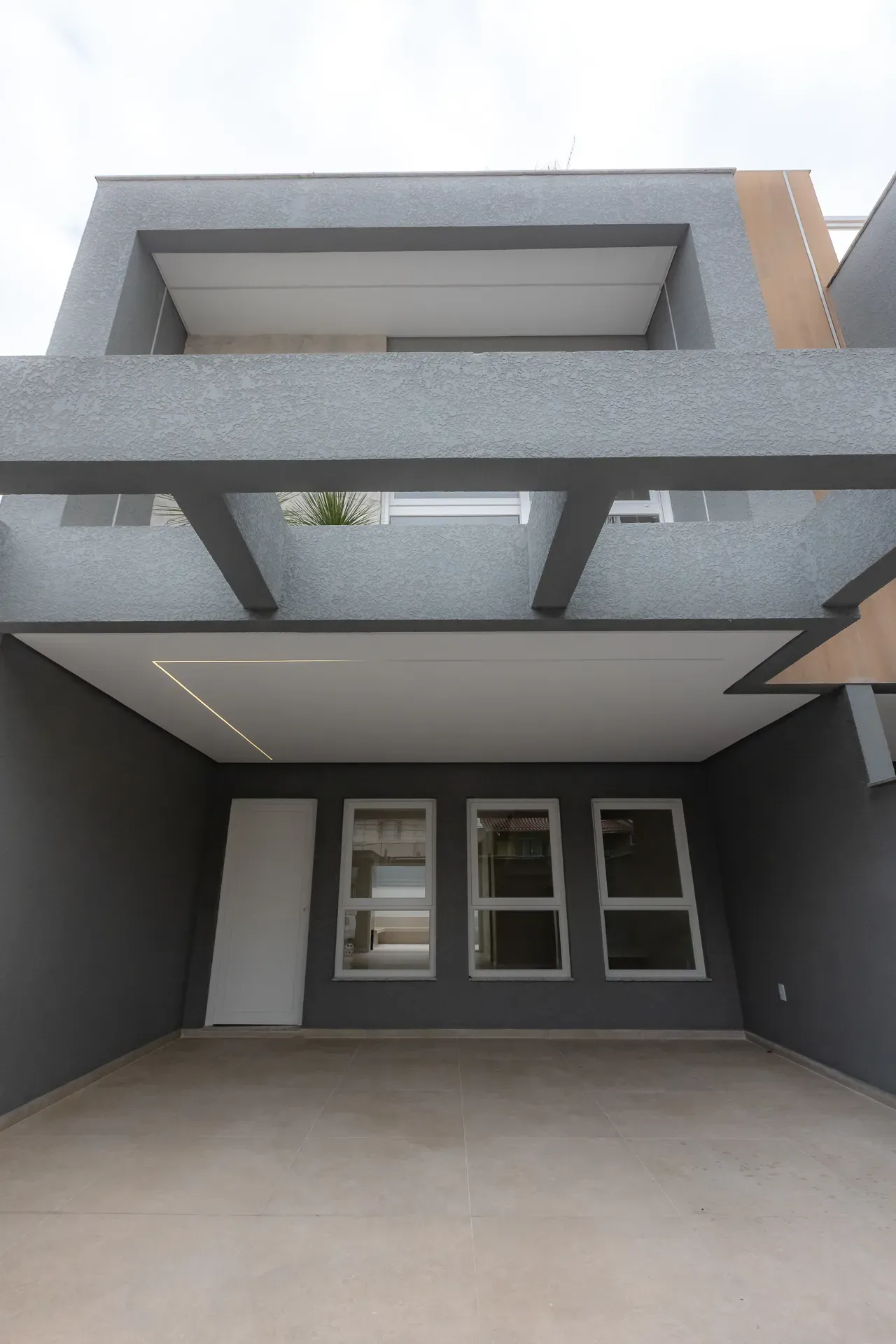 Sobrado Geminado, novo! Com 4 suítes e 2 vagas de garagem no Centro de Balneário Camboriú