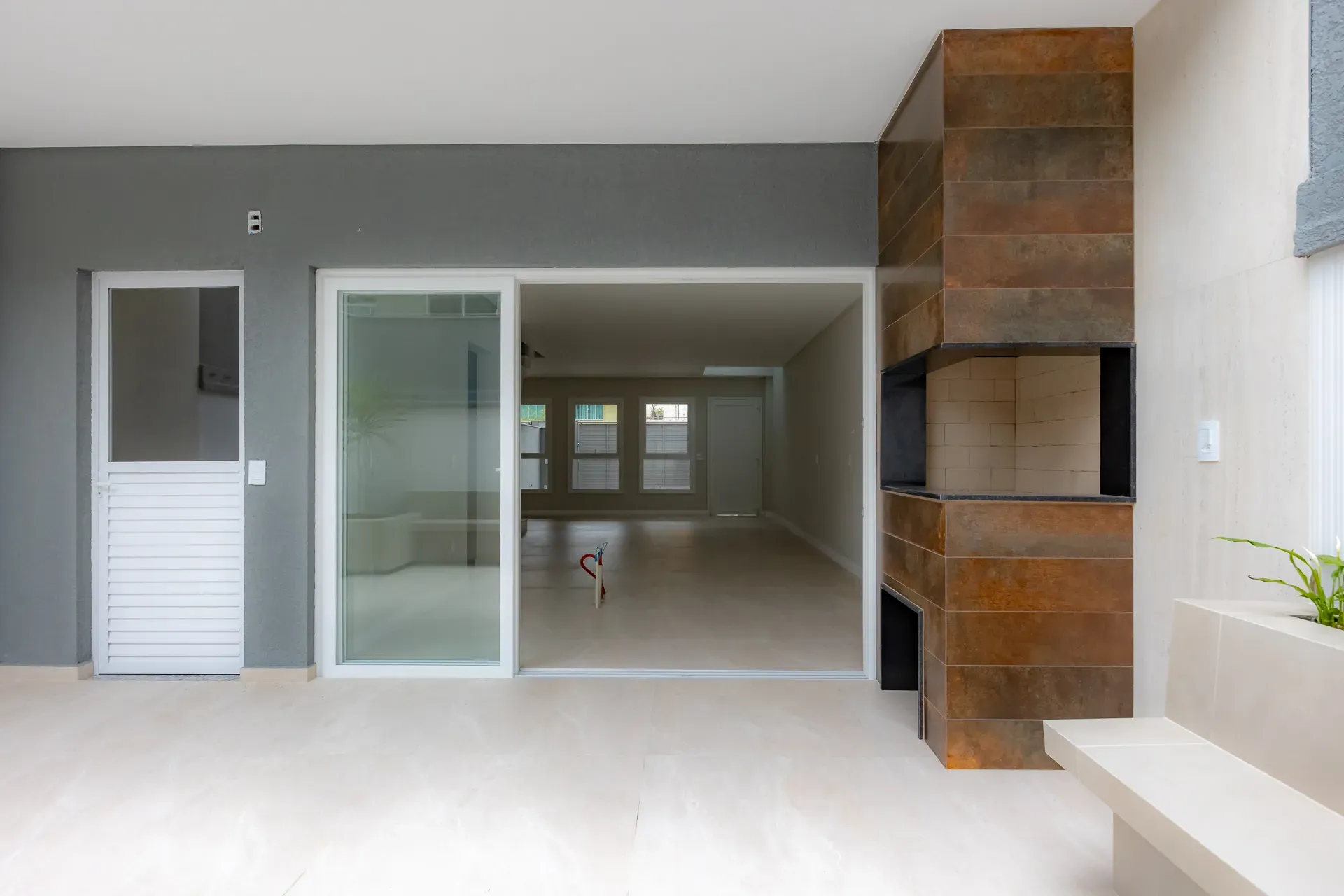 Sobrado Geminado, novo! Com 4 suítes e 2 vagas de garagem no Centro de Balneário Camboriú