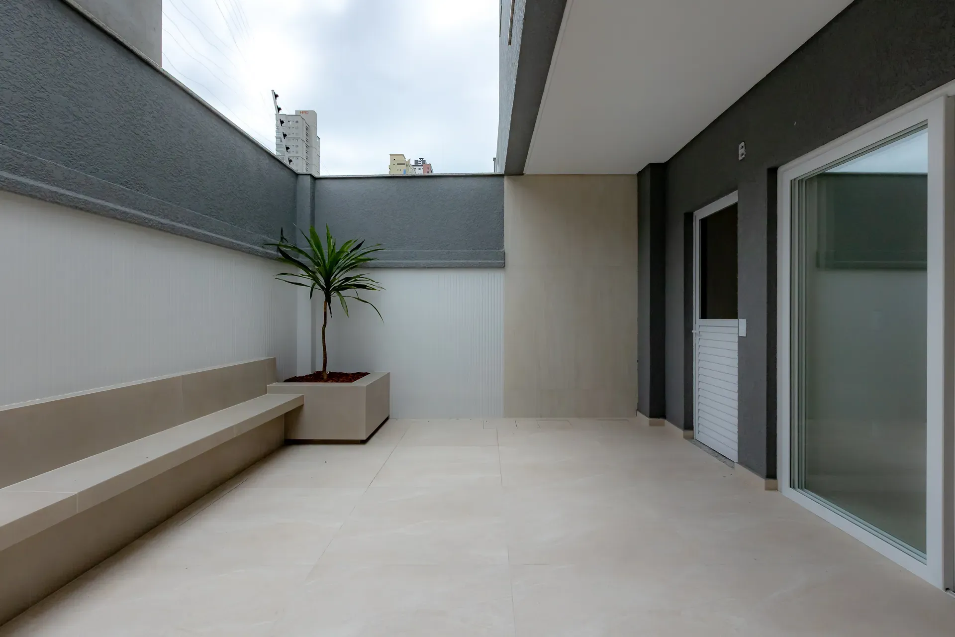 Sobrado Geminado, novo! Com 4 suítes e 2 vagas de garagem no Centro de Balneário Camboriú