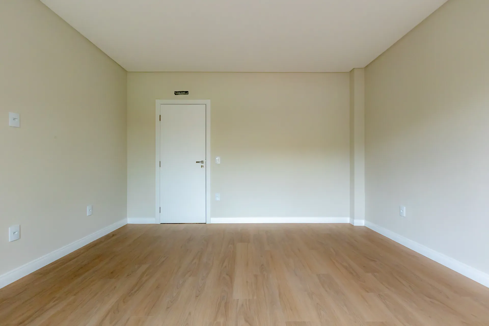 Sobrado Geminado, novo! Com 4 suítes e 2 vagas de garagem no Centro de Balneário Camboriú