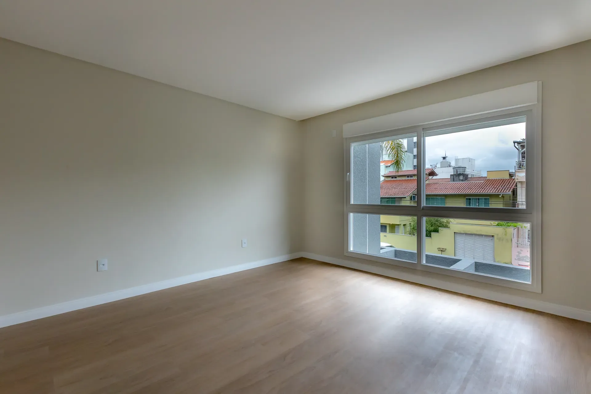 Sobrado Geminado, novo! Com 4 suítes e 2 vagas de garagem no Centro de Balneário Camboriú