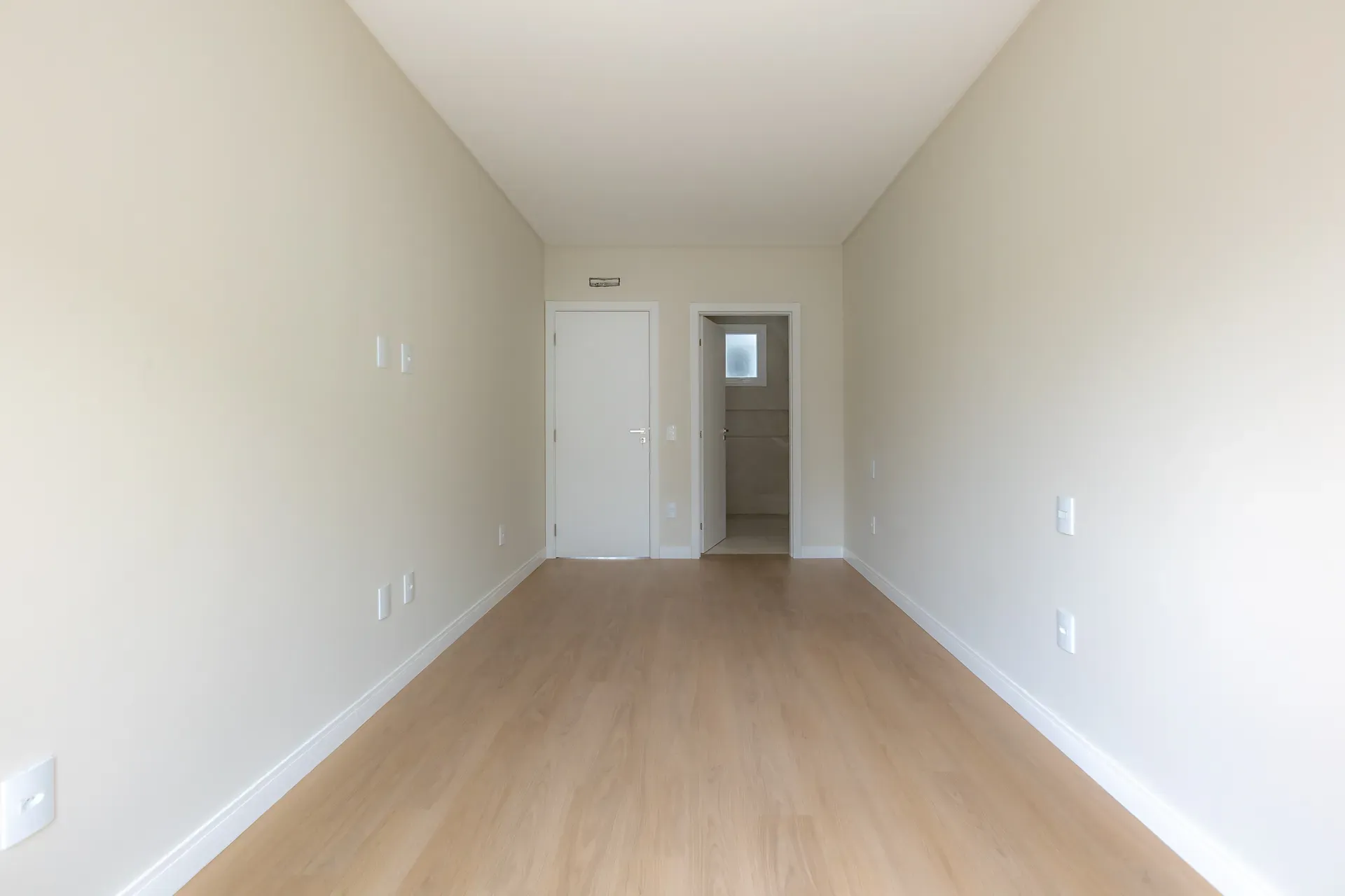 Sobrado Geminado, novo! Com 4 suítes e 2 vagas de garagem no Centro de Balneário Camboriú