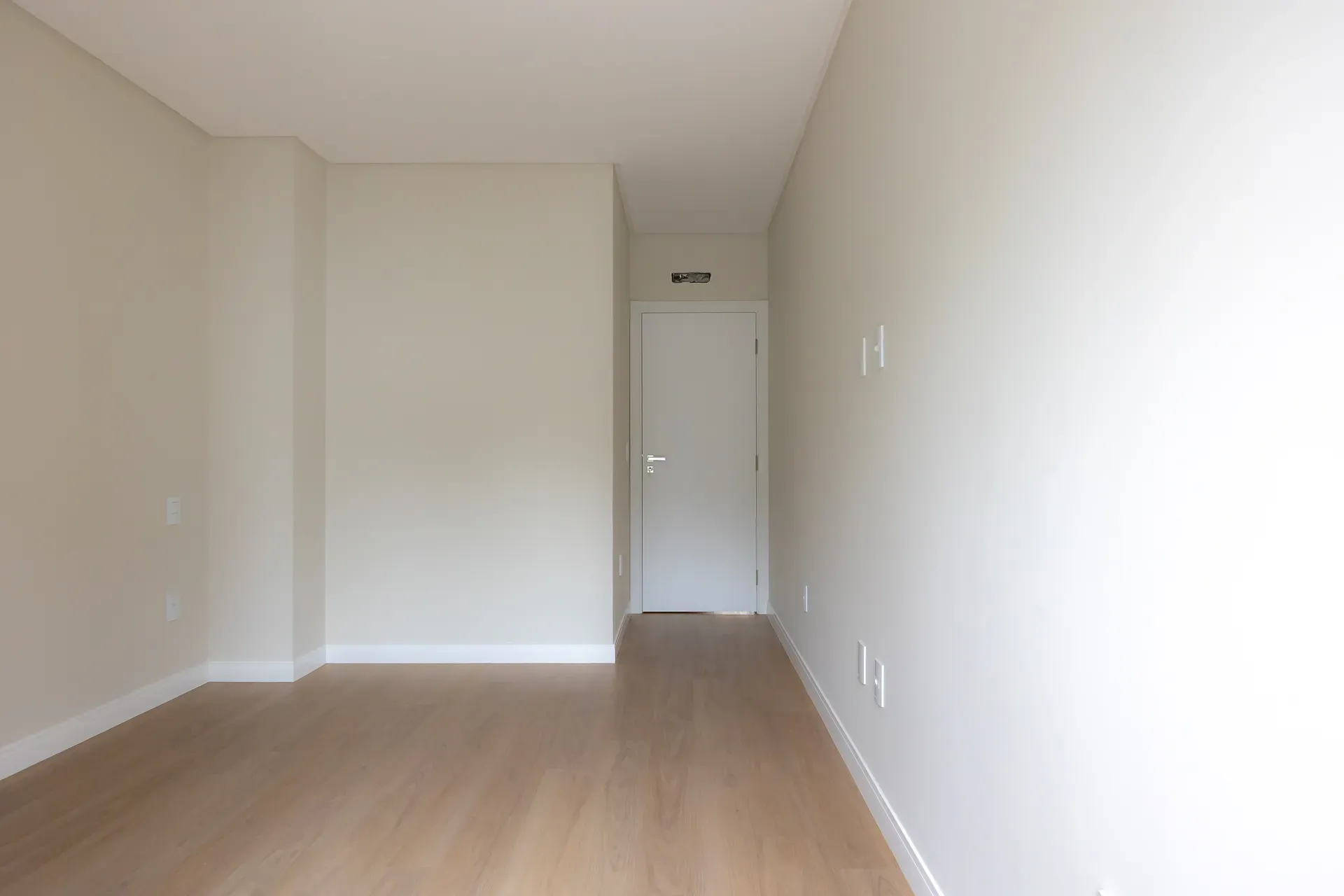 Sobrado Geminado, novo! Com 4 suítes e 2 vagas de garagem no Centro de Balneário Camboriú