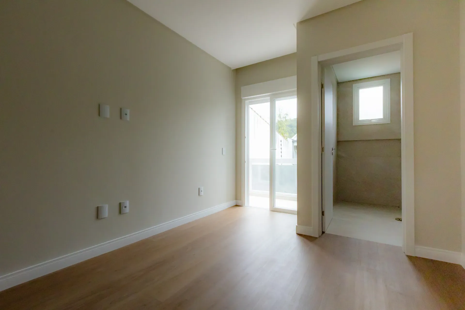 Sobrado Geminado, novo! Com 4 suítes e 2 vagas de garagem no Centro de Balneário Camboriú