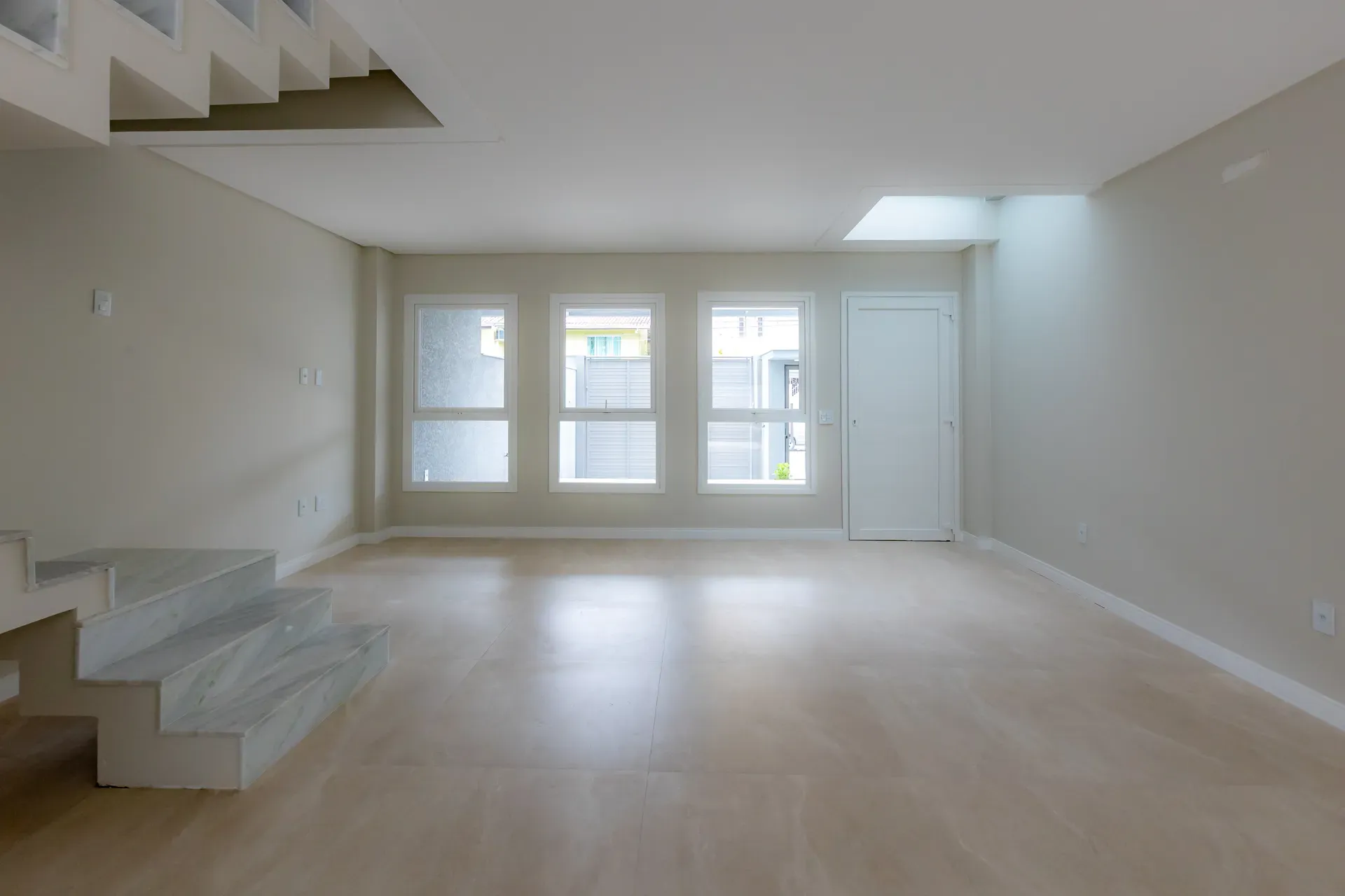 Sobrado Geminado, novo! Com 4 suítes e 2 vagas de garagem no Centro de Balneário Camboriú