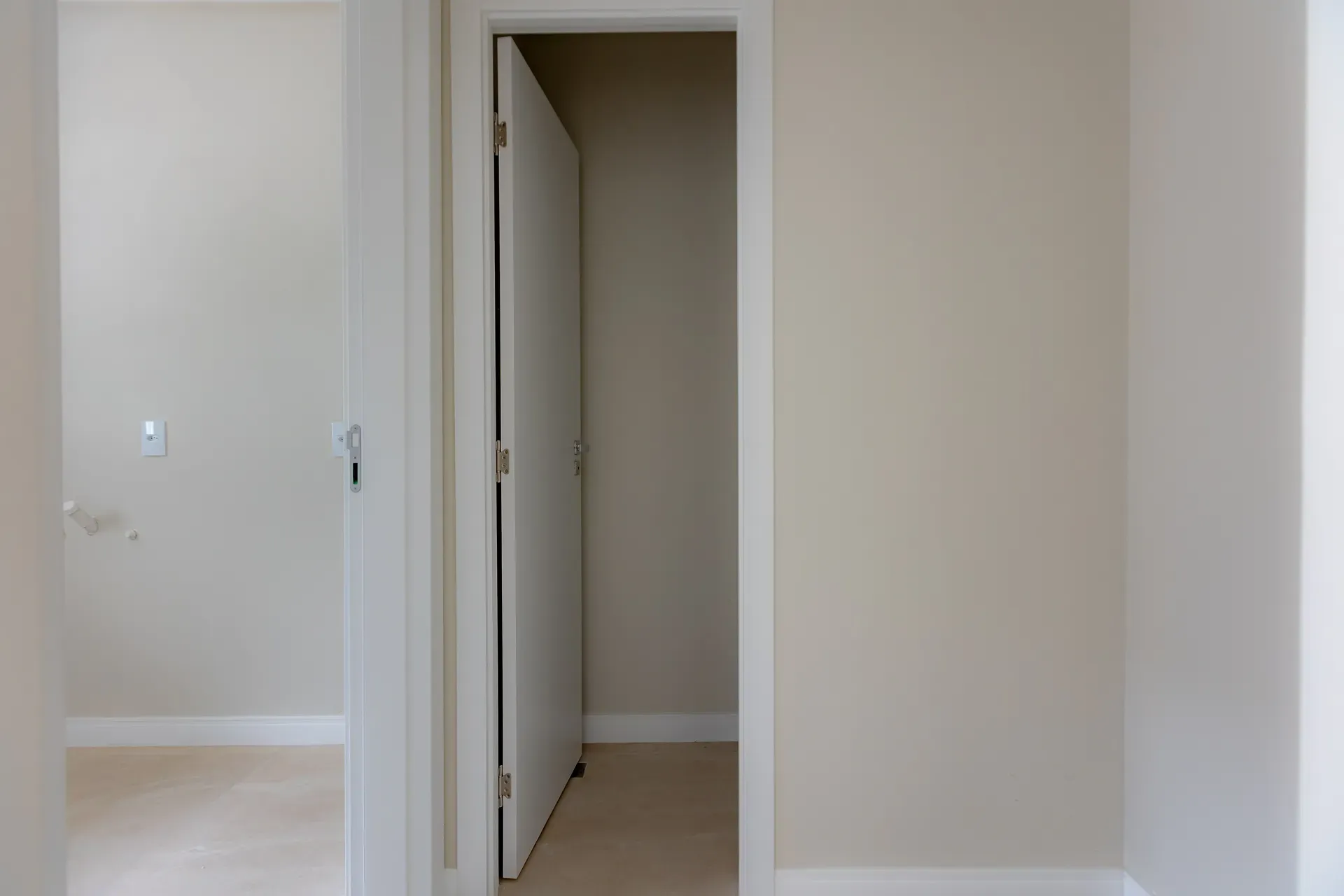 Sobrado Geminado, novo! Com 4 suítes e 2 vagas de garagem no Centro de Balneário Camboriú