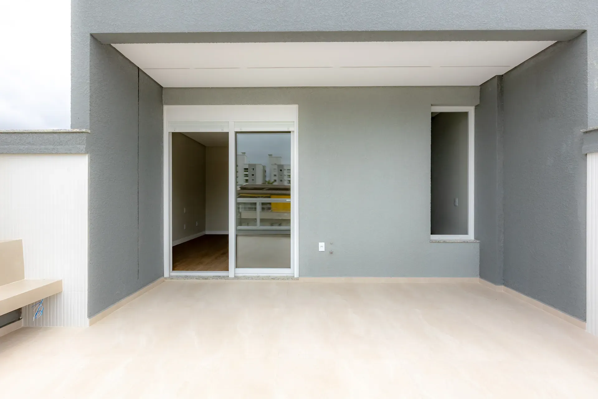 Sobrado Geminado, novo! Com 4 suítes e 2 vagas de garagem no Centro de Balneário Camboriú