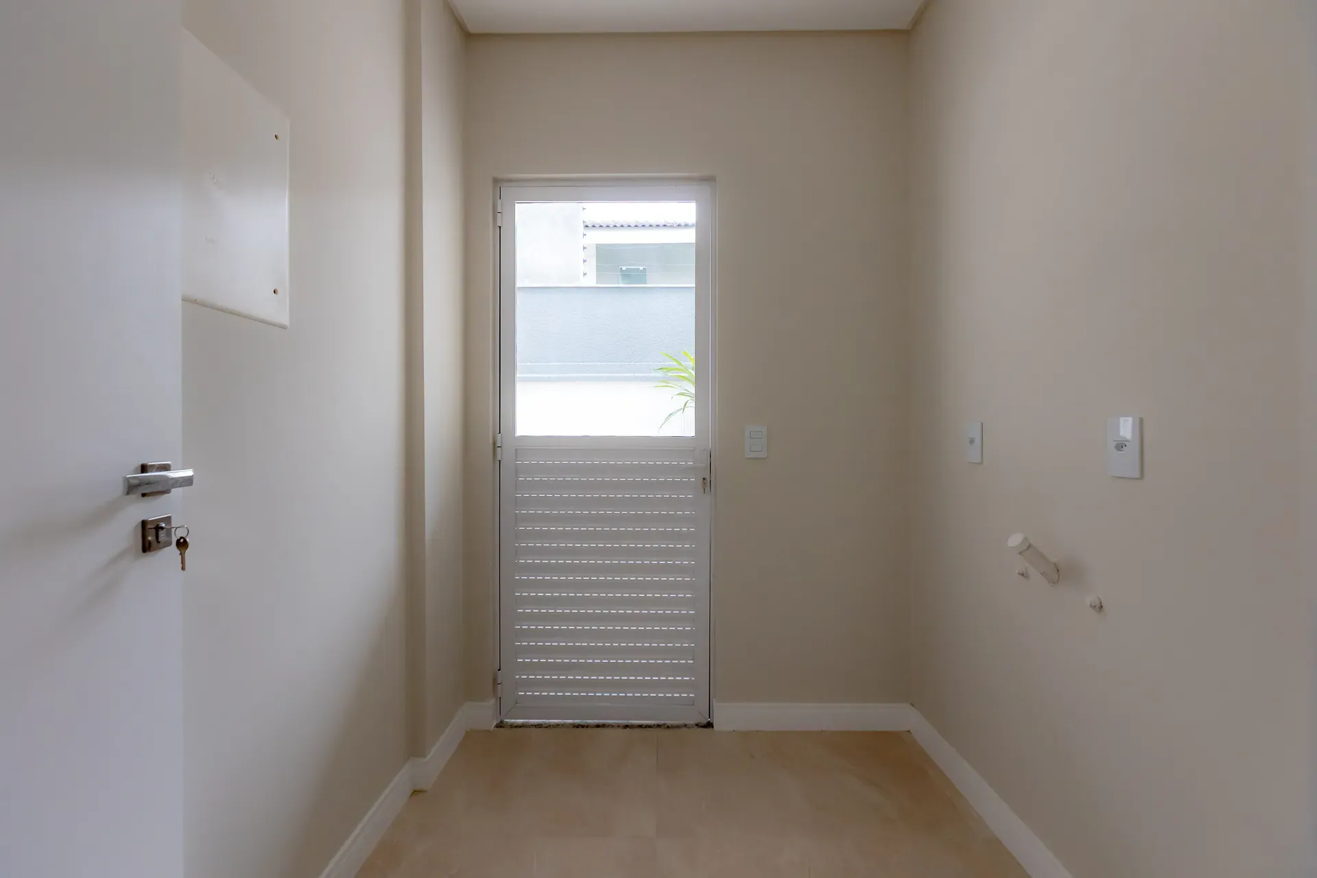 Sobrado Geminado, novo! Com 4 suítes e 2 vagas de garagem no Centro de Balneário Camboriú