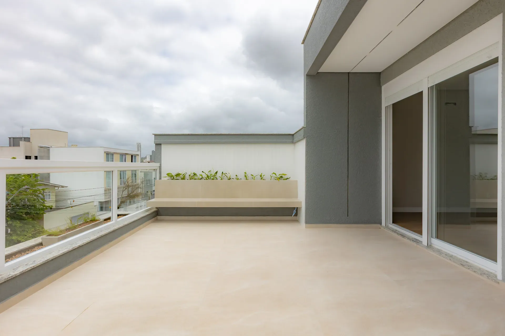 Sobrado Geminado, novo! Com 4 suítes e 2 vagas de garagem no Centro de Balneário Camboriú