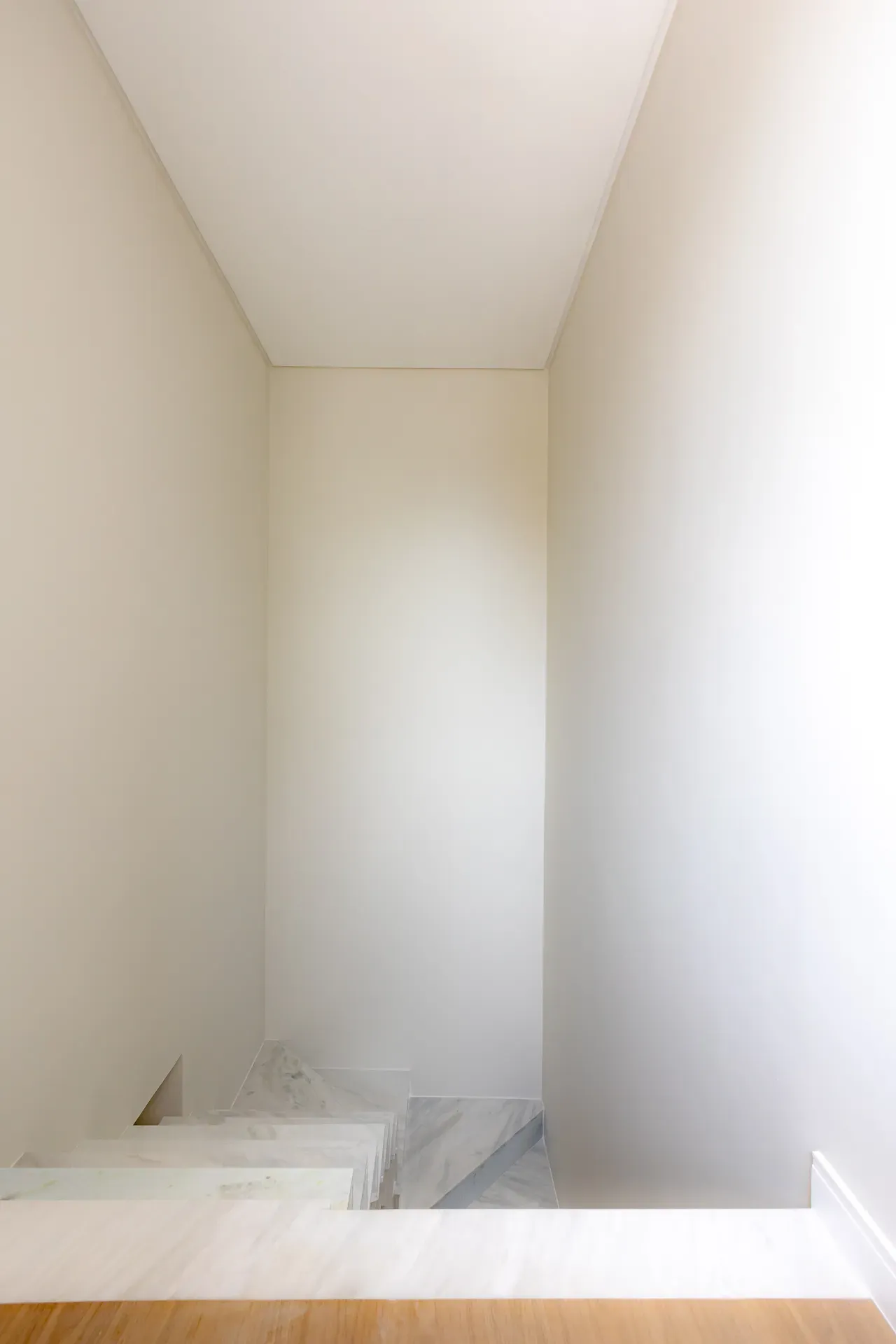 Sobrado Geminado, novo! Com 4 suítes e 2 vagas de garagem no Centro de Balneário Camboriú