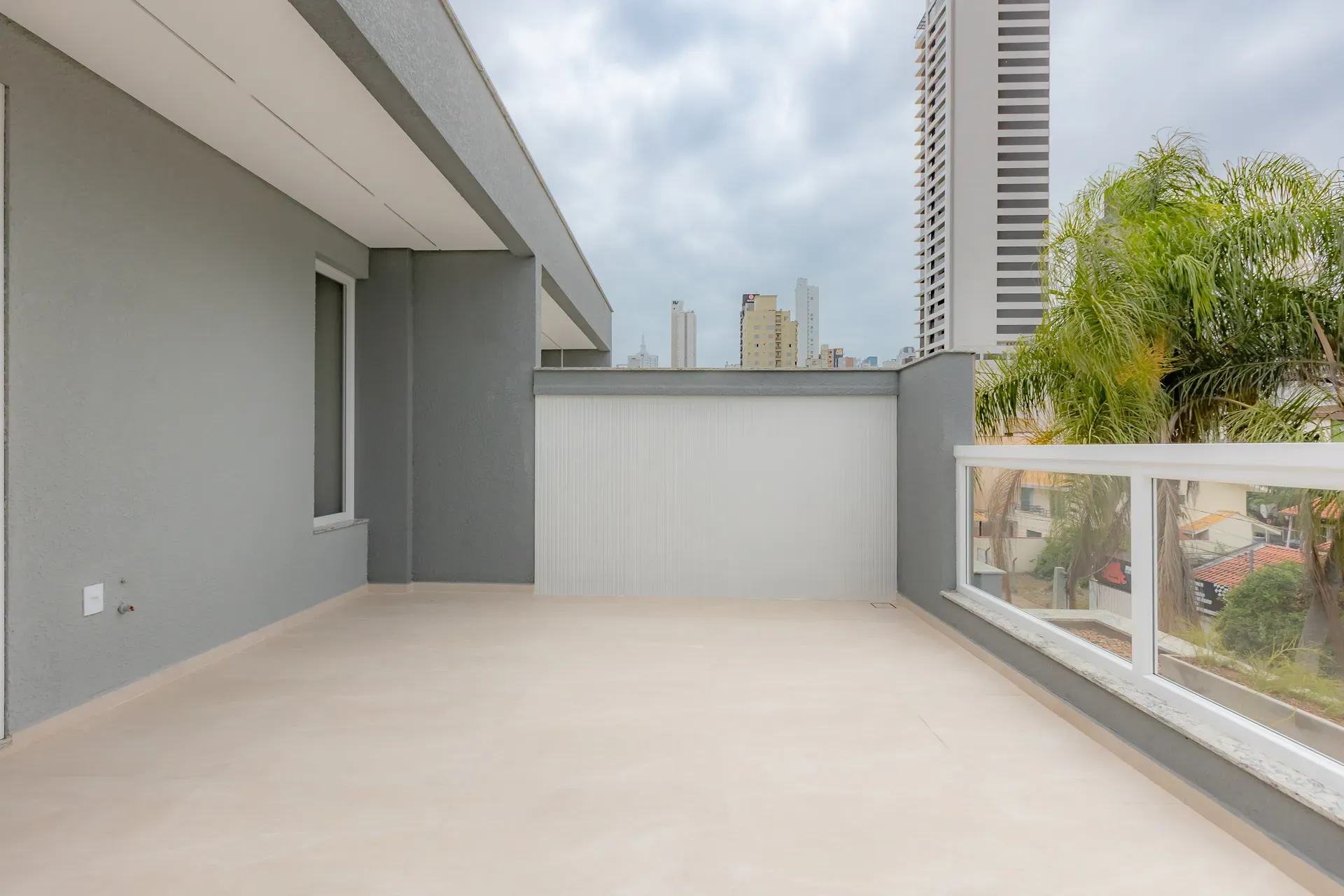 Sobrado Geminado, novo! Com 4 suítes e 2 vagas de garagem no Centro de Balneário Camboriú