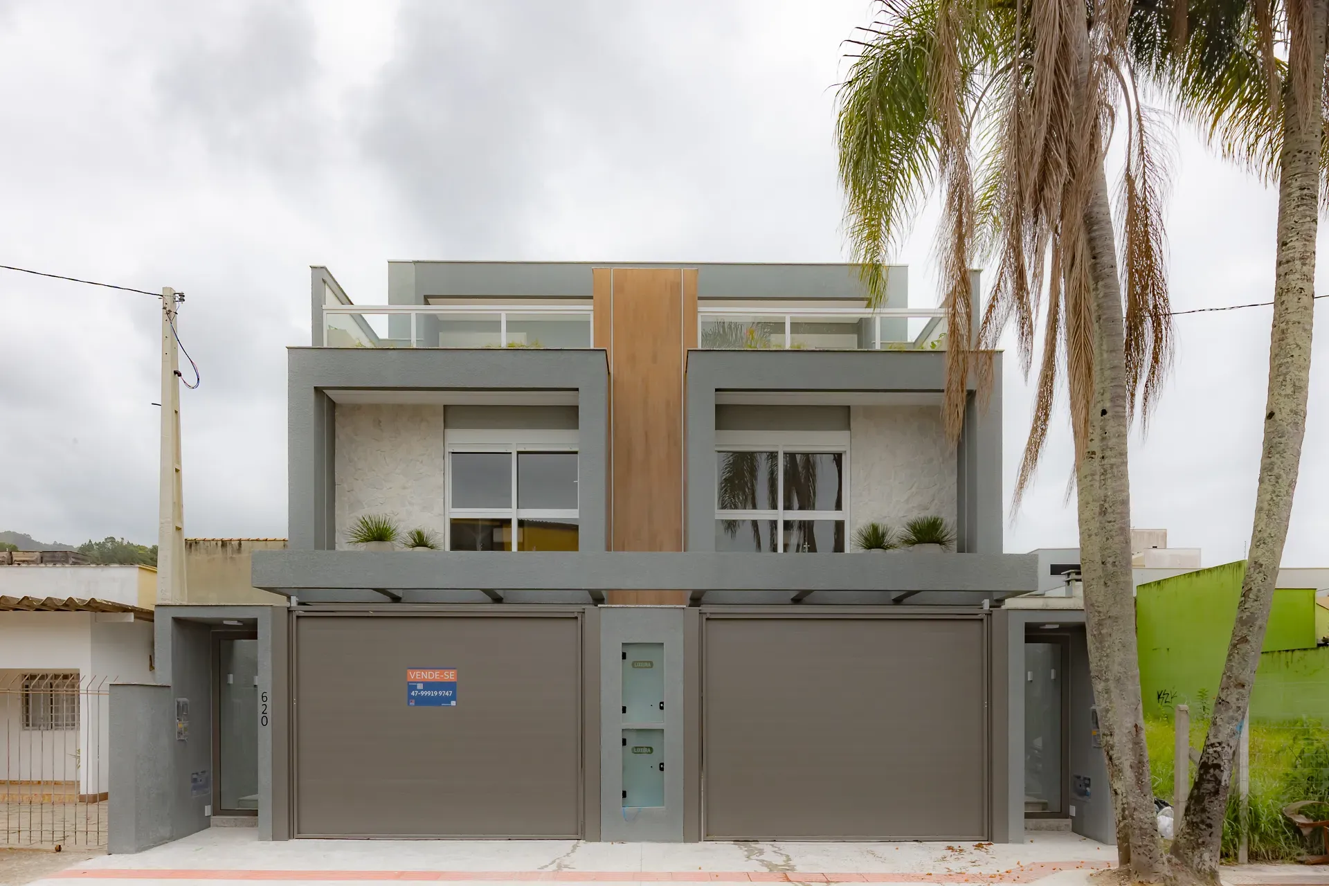 Sobrado Geminado, novo! Com 4 suítes e 2 vagas de garagem no Centro de Balneário Camboriú