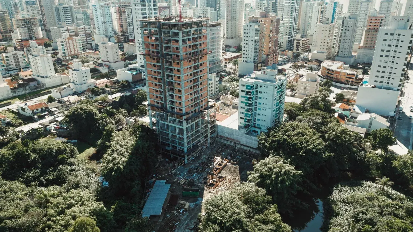 Apartamento com 4 dormitórios sendo 2 suítes e 2 vagas de garagem em Meia Praia- Itapema/SC