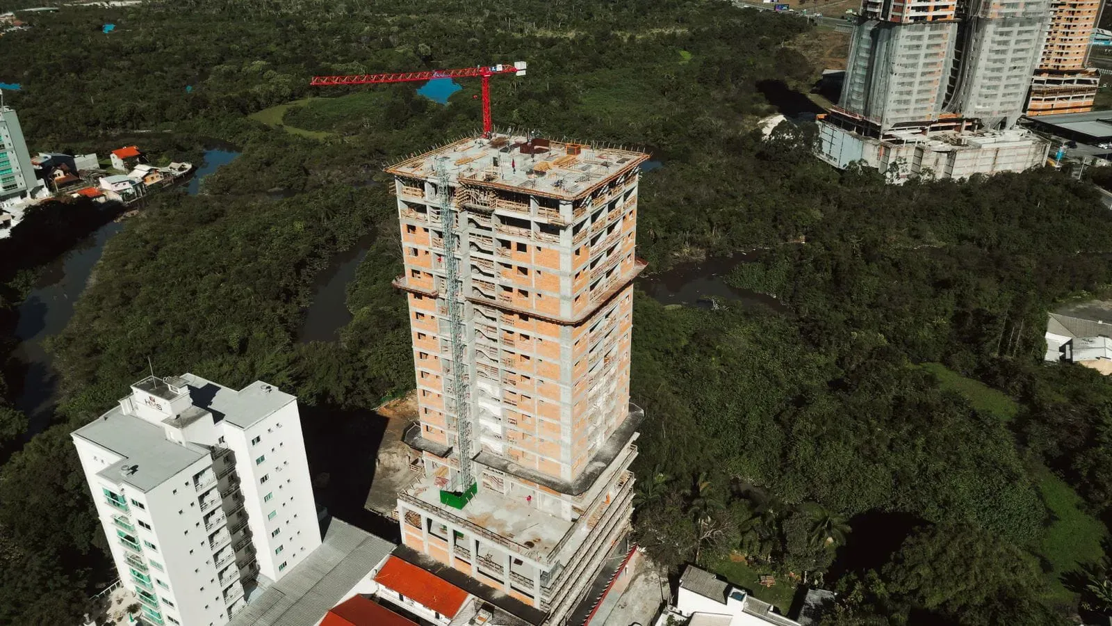 Apartamento com 4 dormitórios sendo 2 suítes e 2 vagas de garagem em Meia Praia- Itapema/SC