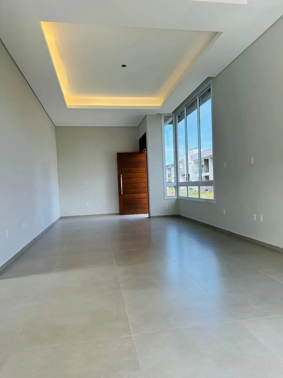 Casa alto padrão 3 dormitórios sendo 1 suíte e 2 demi-suítes e 2 vagas em Florianópolis/SC