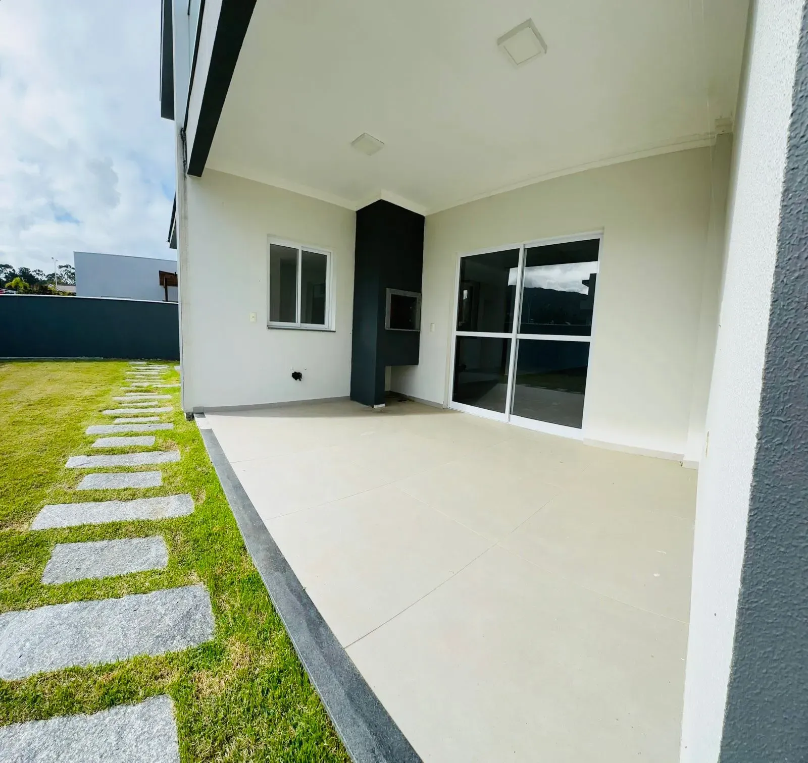 Casa alto padrão 3 dormitórios sendo 1 suíte e 2 demi-suítes e 2 vagas em Florianópolis/SC