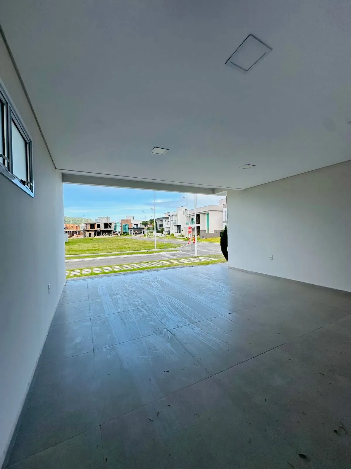 Casa alto padrão 3 dormitórios sendo 1 suíte e 2 demi-suítes e 2 vagas em Florianópolis/SC