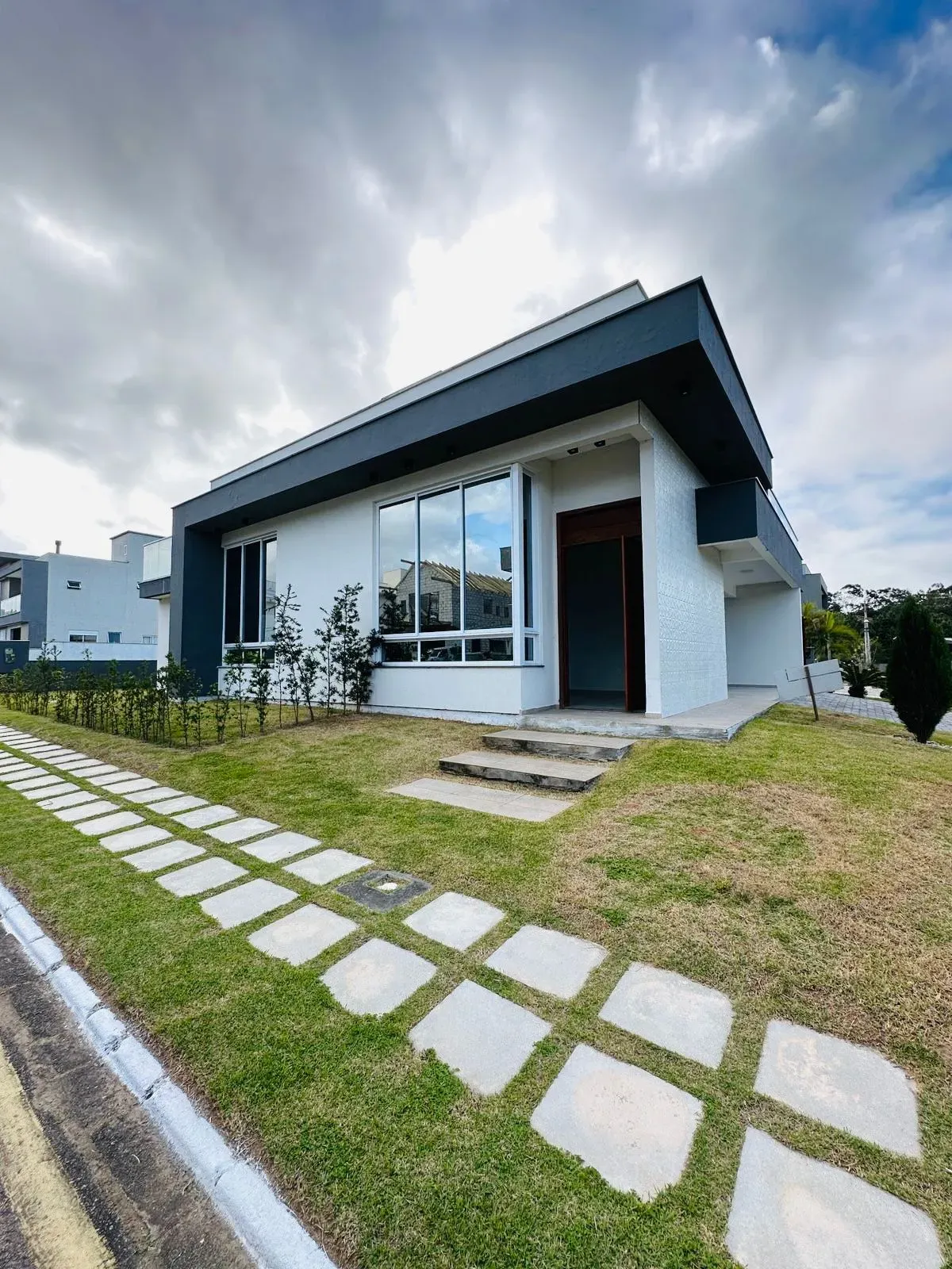 Casa alto padrão 3 dormitórios sendo 1 suíte e 2 demi-suítes e 2 vagas em Florianópolis/SC