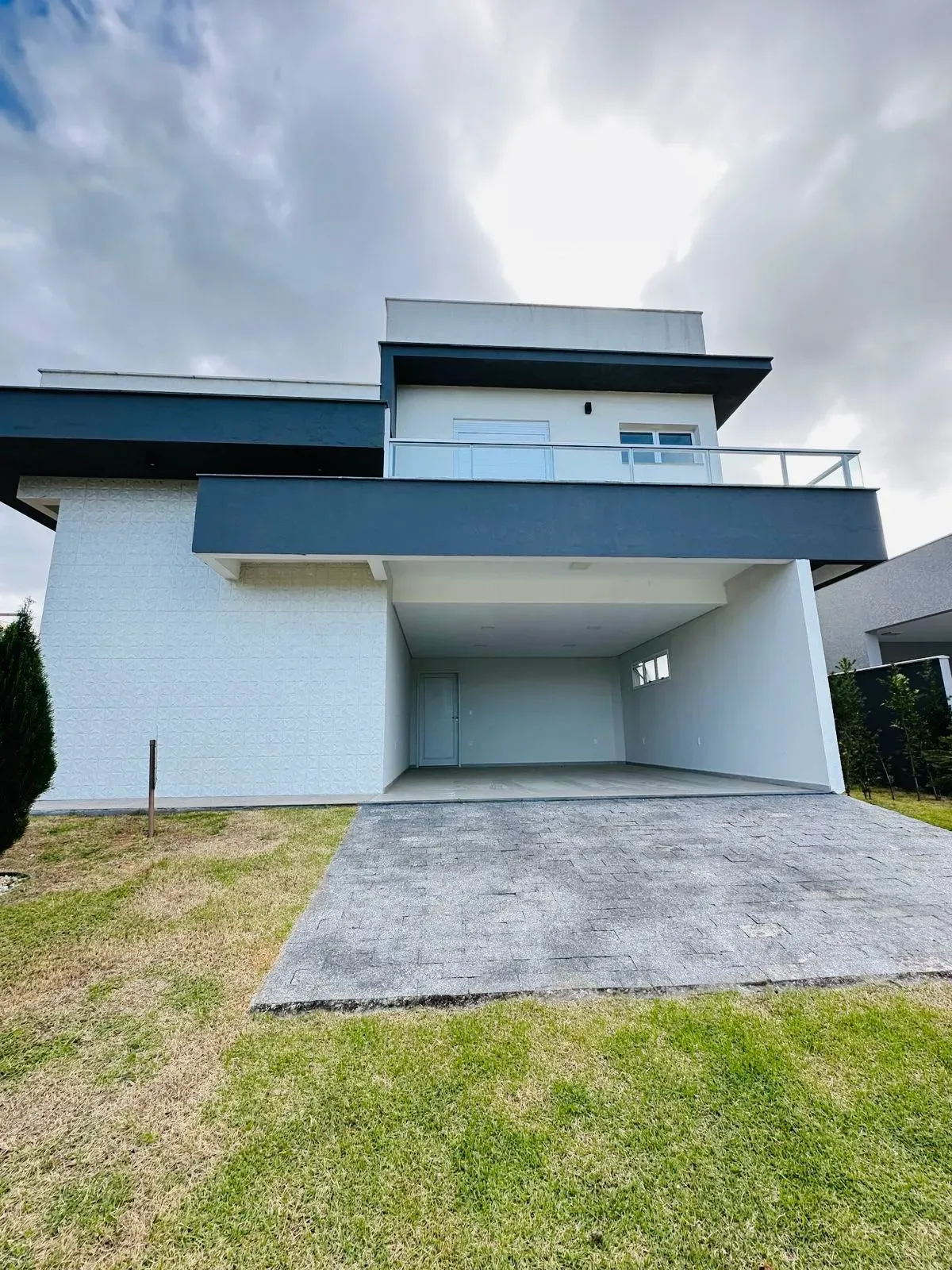 Casa alto padrão 3 dormitórios sendo 1 suíte e 2 demi-suítes e 2 vagas em Florianópolis/SC