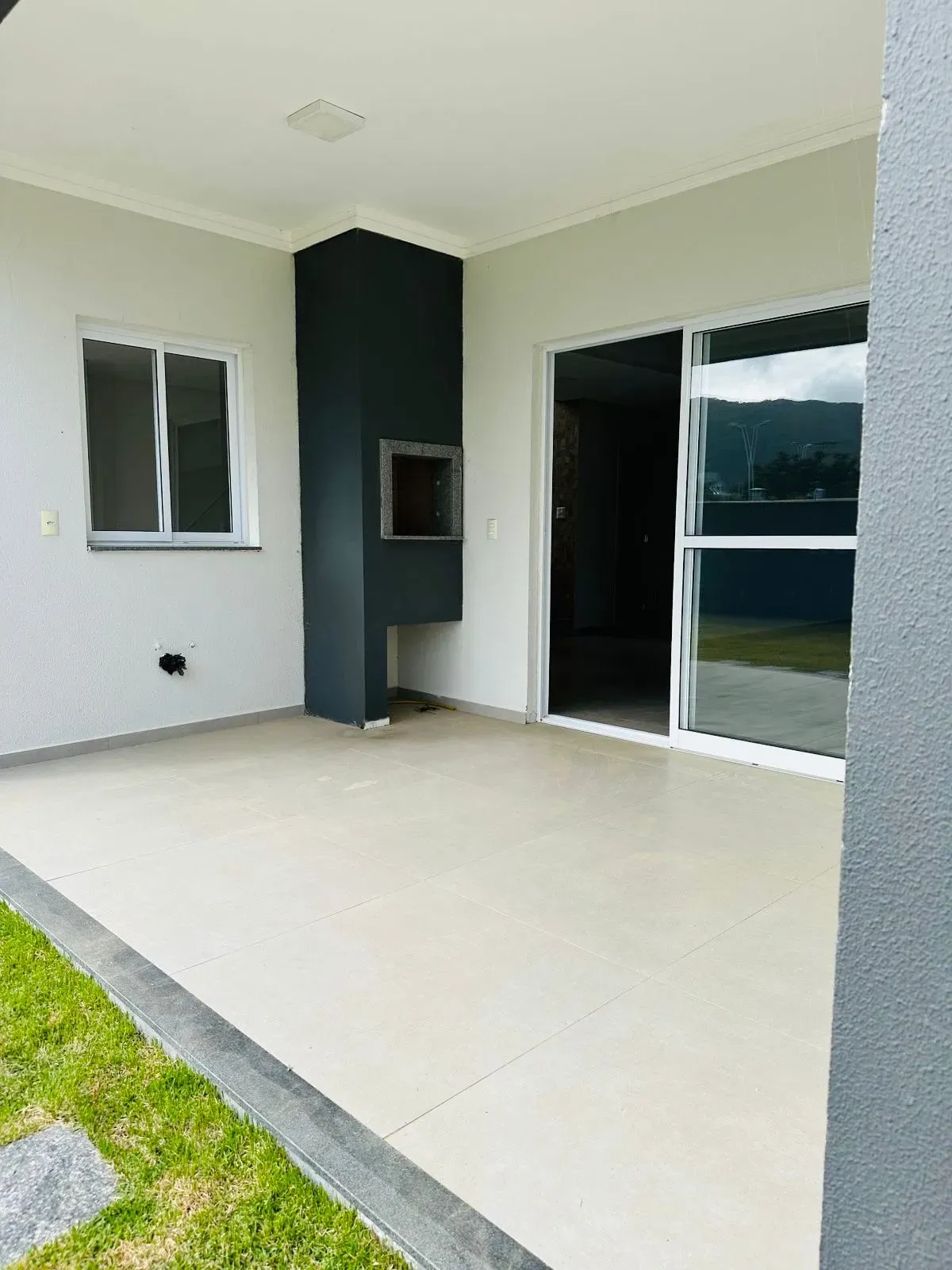 Casa alto padrão 3 dormitórios sendo 1 suíte e 2 demi-suítes e 2 vagas em Florianópolis/SC