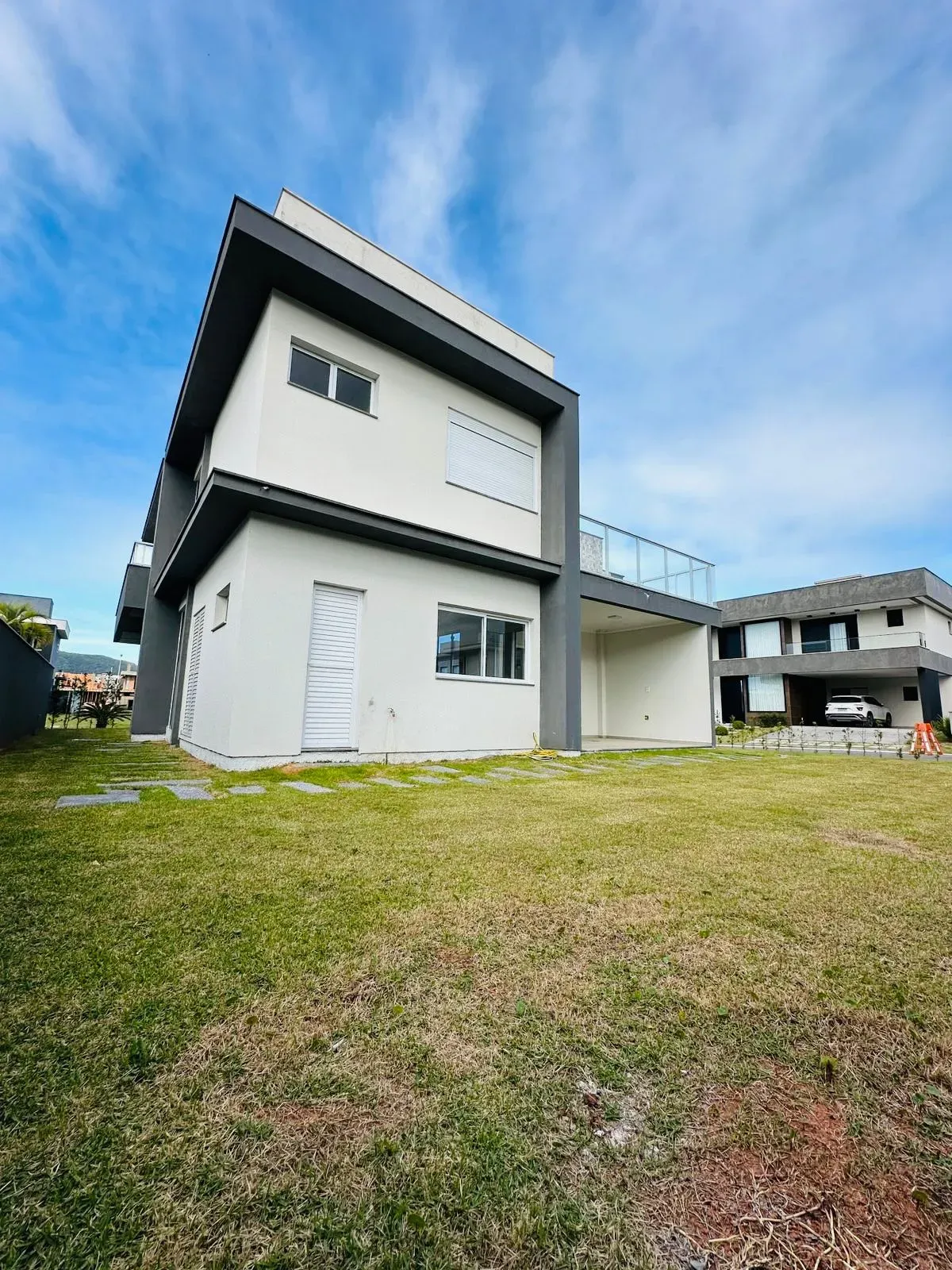 Casa alto padrão 3 dormitórios sendo 1 suíte e 2 demi-suítes e 2 vagas em Florianópolis/SC