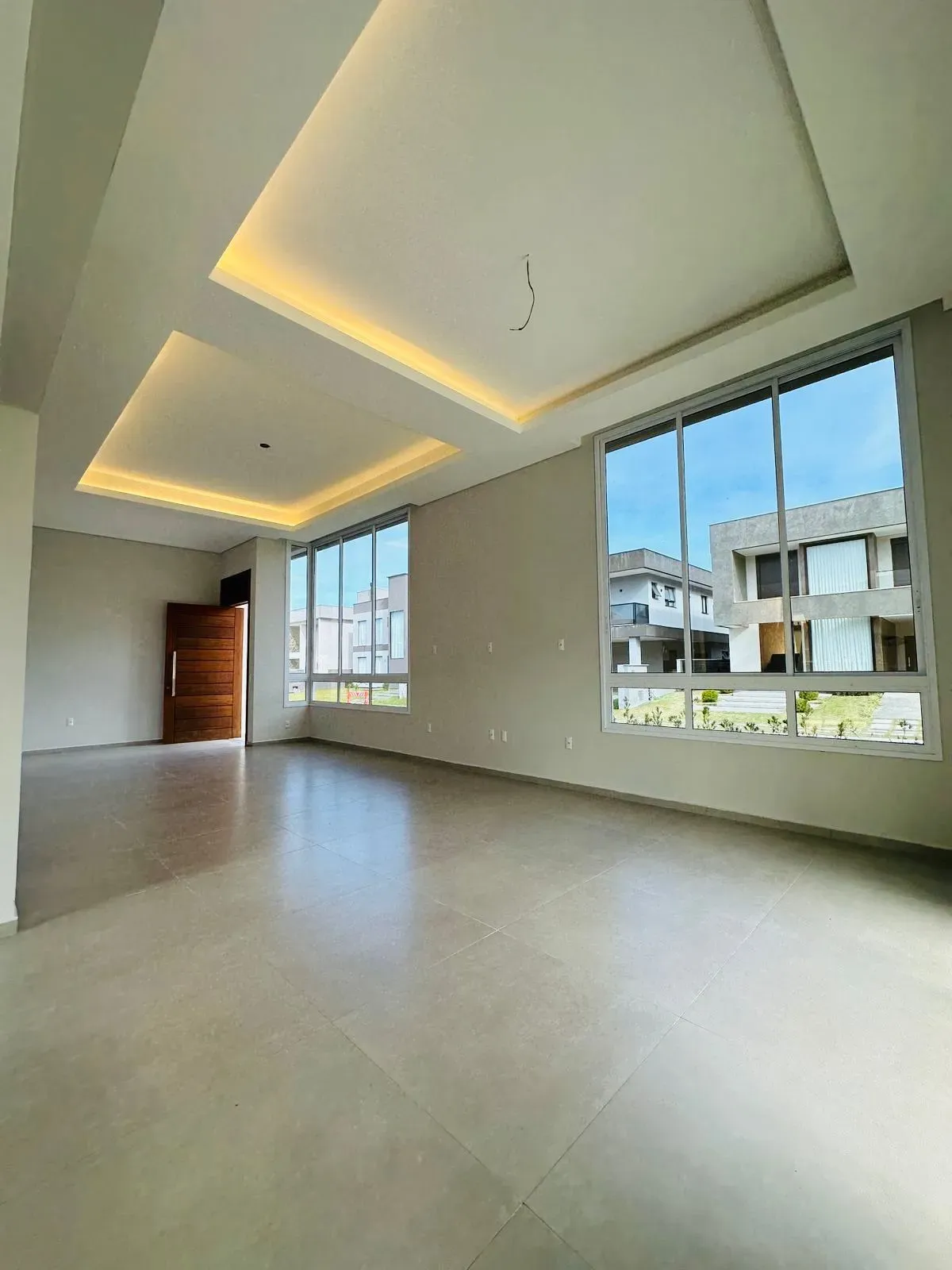 Casa alto padrão 3 dormitórios sendo 1 suíte e 2 demi-suítes e 2 vagas em Florianópolis/SC