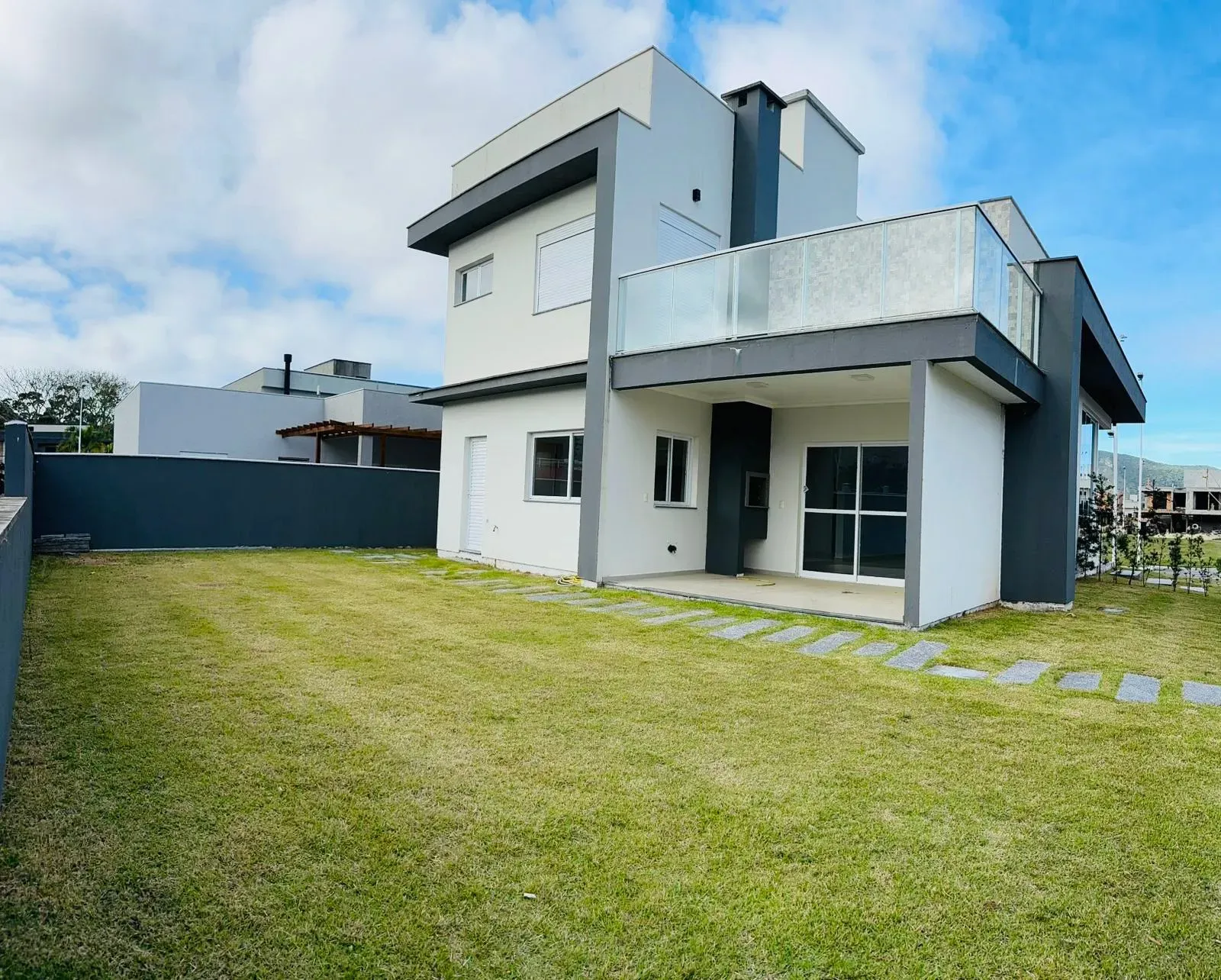 Casa alto padrão 3 dormitórios sendo 1 suíte e 2 demi-suítes e 2 vagas em Florianópolis/SC