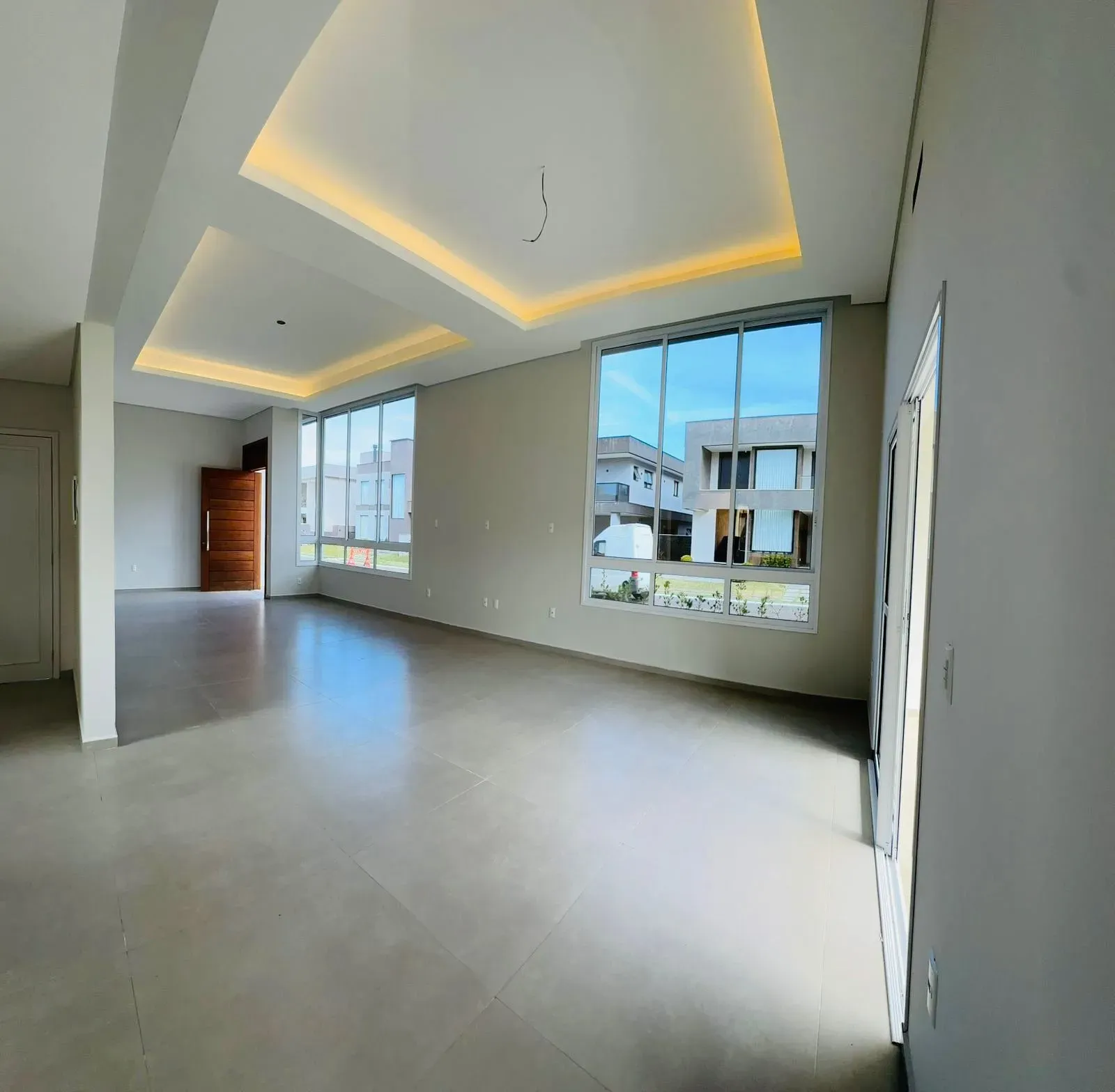 Casa alto padrão 3 dormitórios sendo 1 suíte e 2 demi-suítes e 2 vagas em Florianópolis/SC