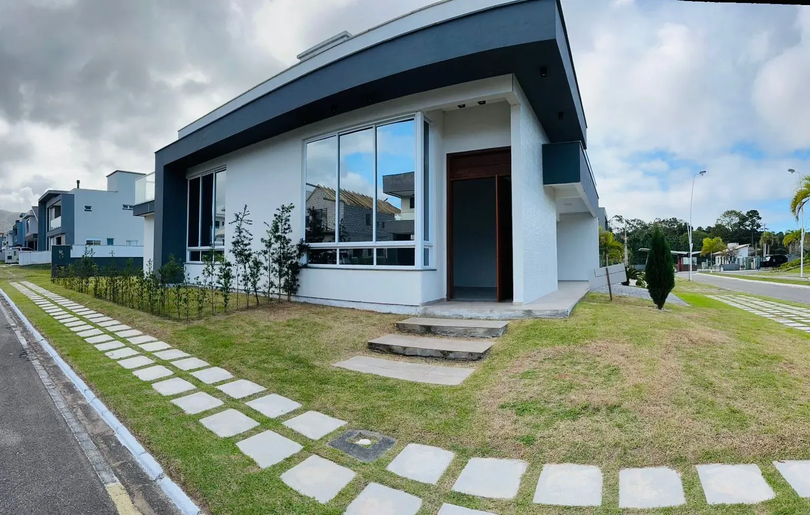 Casa alto padrão 3 dormitórios sendo 1 suíte e 2 demi-suítes e 2 vagas em Florianópolis/SC