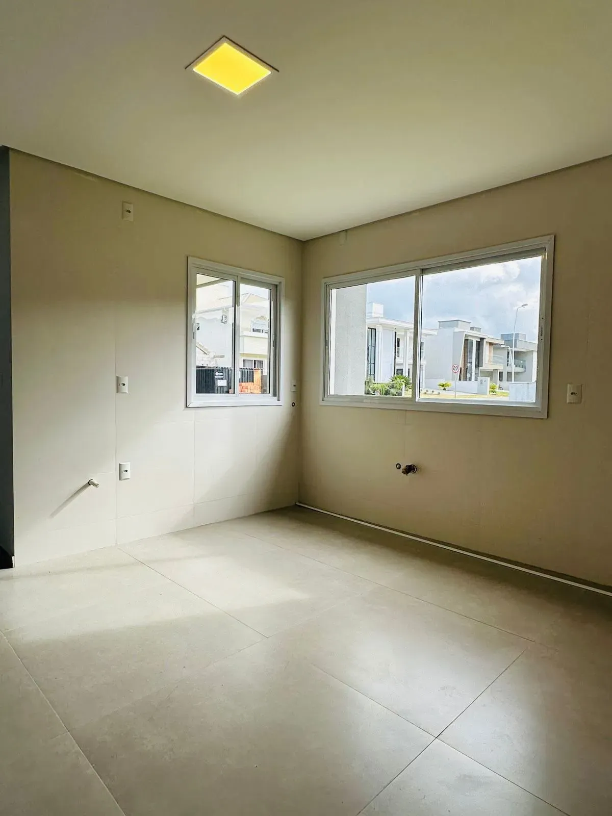 Casa alto padrão 3 dormitórios sendo 1 suíte e 2 demi-suítes e 2 vagas em Florianópolis/SC