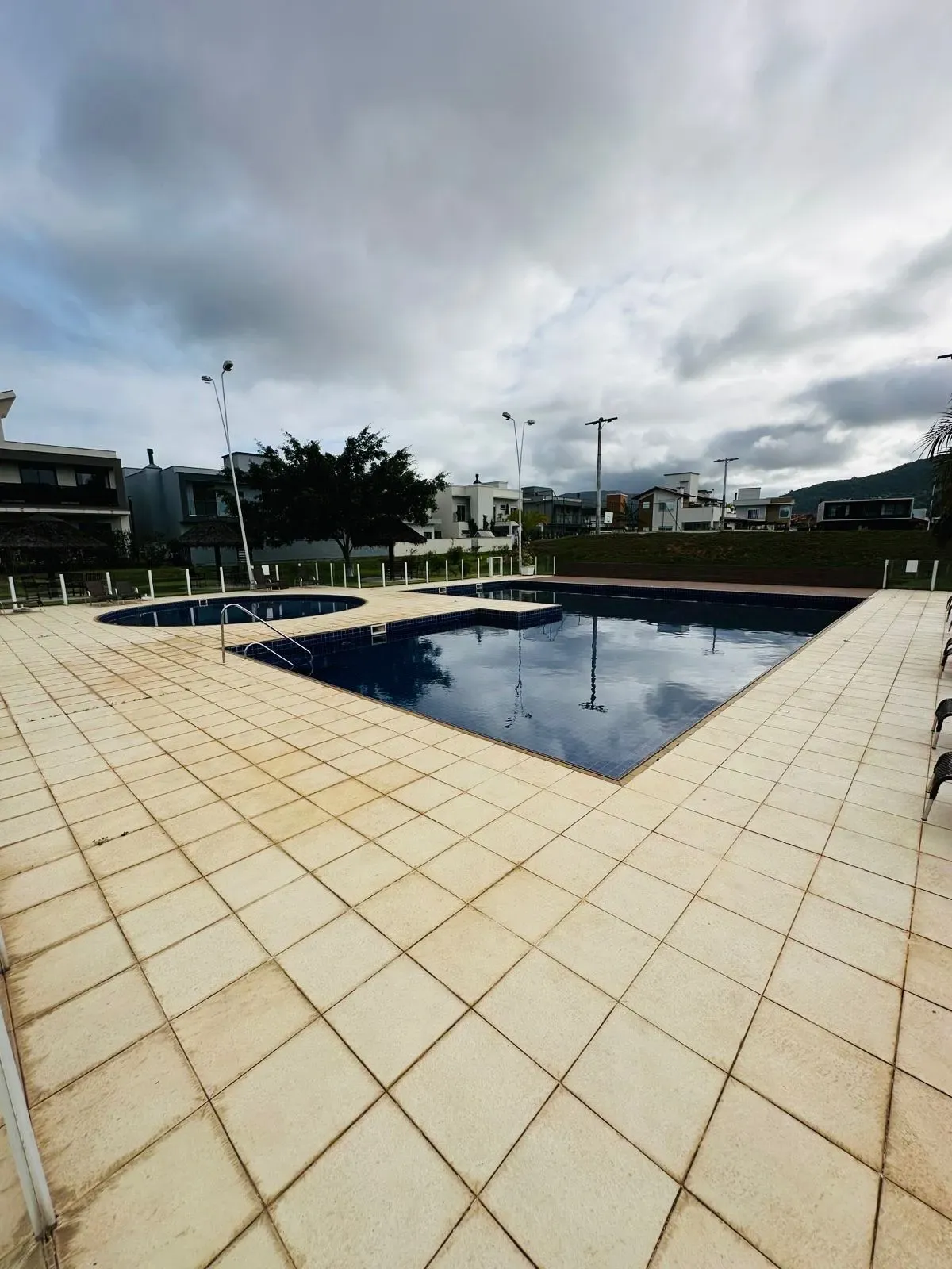 Casa alto padrão 3 dormitórios sendo 1 suíte e 2 demi-suítes e 2 vagas em Florianópolis/SC