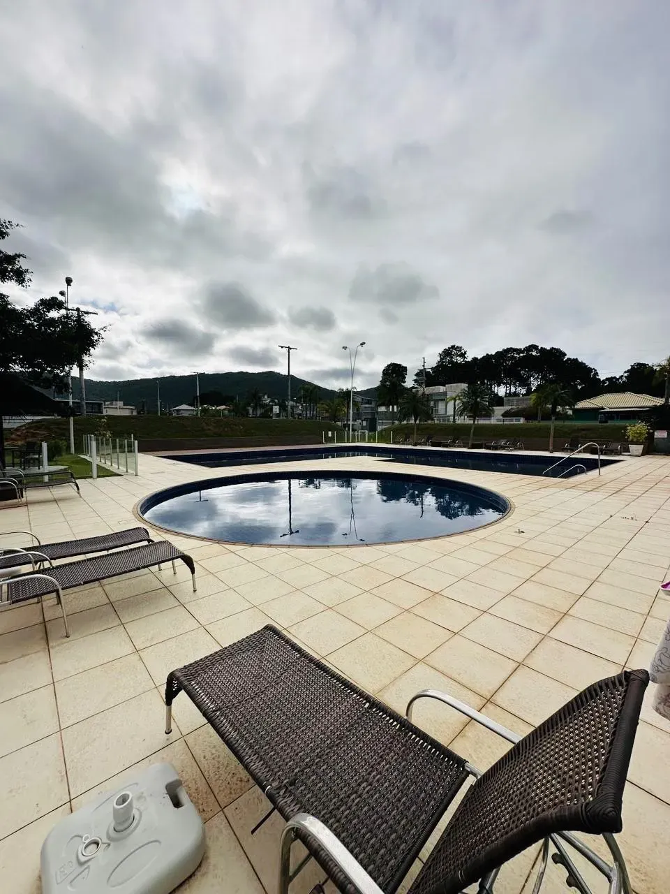 Casa alto padrão 3 dormitórios sendo 1 suíte e 2 demi-suítes e 2 vagas em Florianópolis/SC