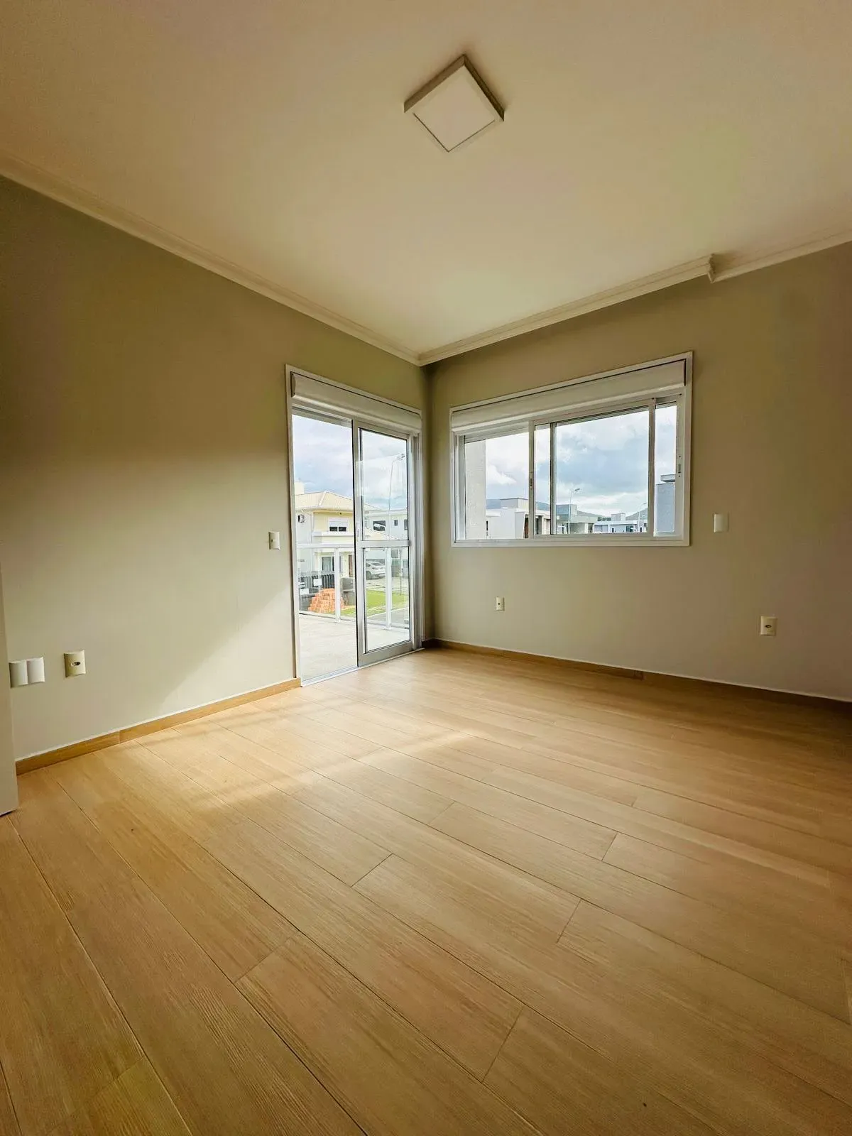 Casa alto padrão 3 dormitórios sendo 1 suíte e 2 demi-suítes e 2 vagas em Florianópolis/SC